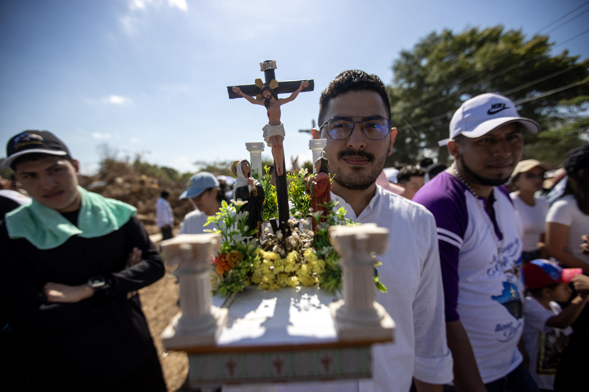 Un hombre sostiene una imagen religiosa durante la procesión del Santo Viacrucis este viernes, en Managua (Nicaragua). EFE/ STR