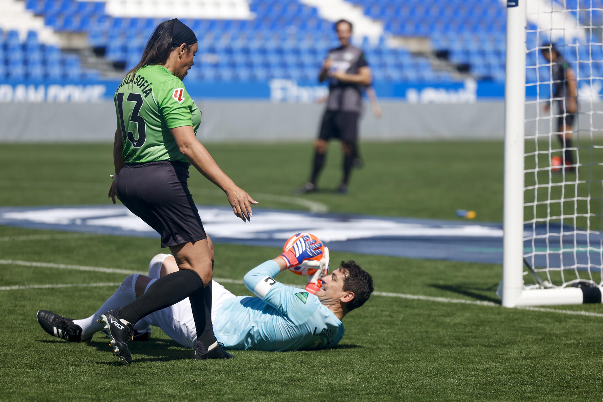 La actriz Karla Sofía Gascón (i) y el exfutbolista Iker Casillas (en el suelo) participan en el partido solidario que reúne a leyendas de LALIGA y artistas del cine y las series iberoamericanas con motivo de la celebración de los XII Premios PLATINO, este viernes, en el estadio Butarque en Leganés. EFE/Javier Lizón