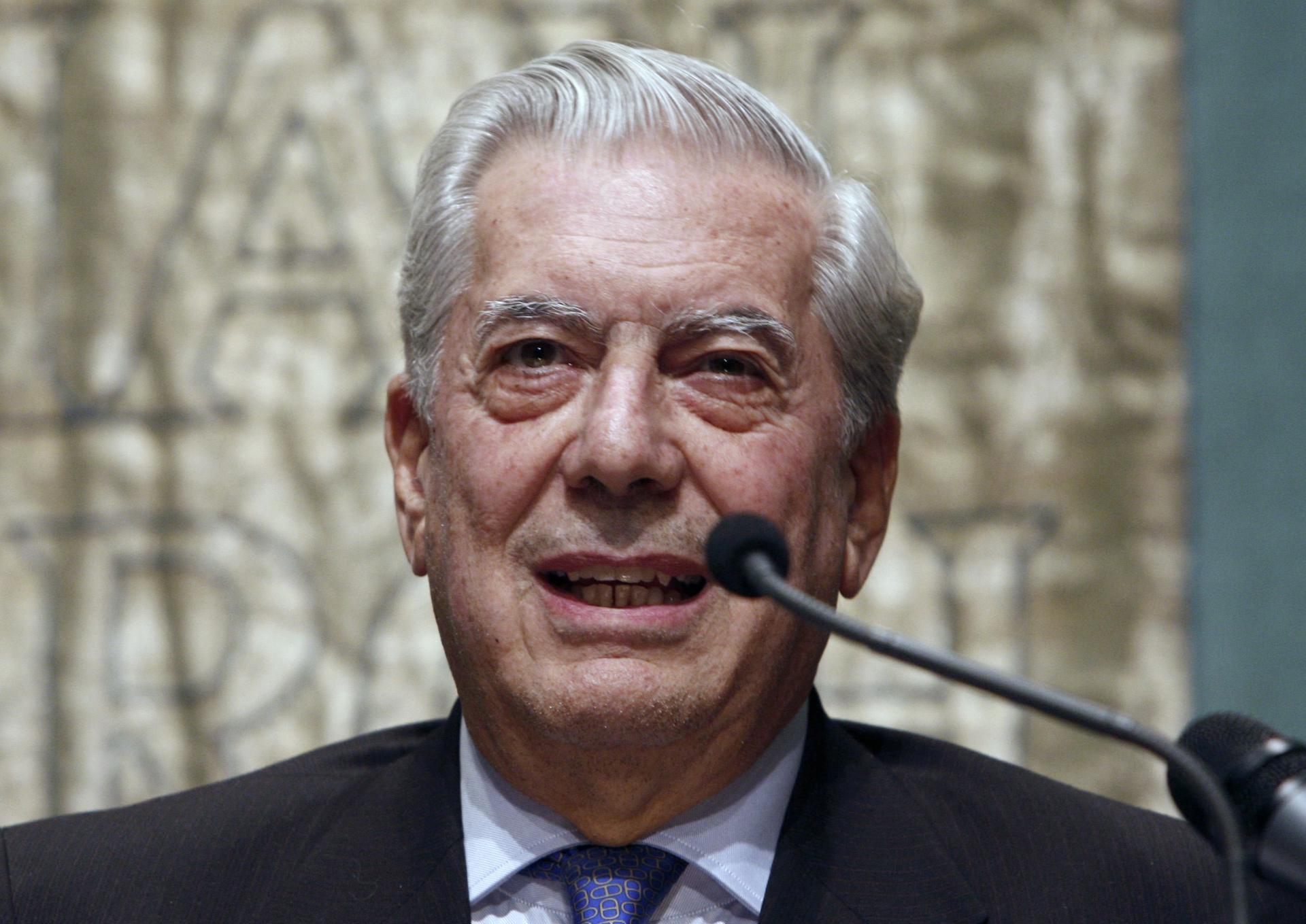 Fotografía de archivo, tomada el 25 de septiembre de 2007, del escritor peruano Mario Vargas LLosa, durante una conferencia en la Fundación Juan March, en Madrid (España). EFE/Ángel Díaz
