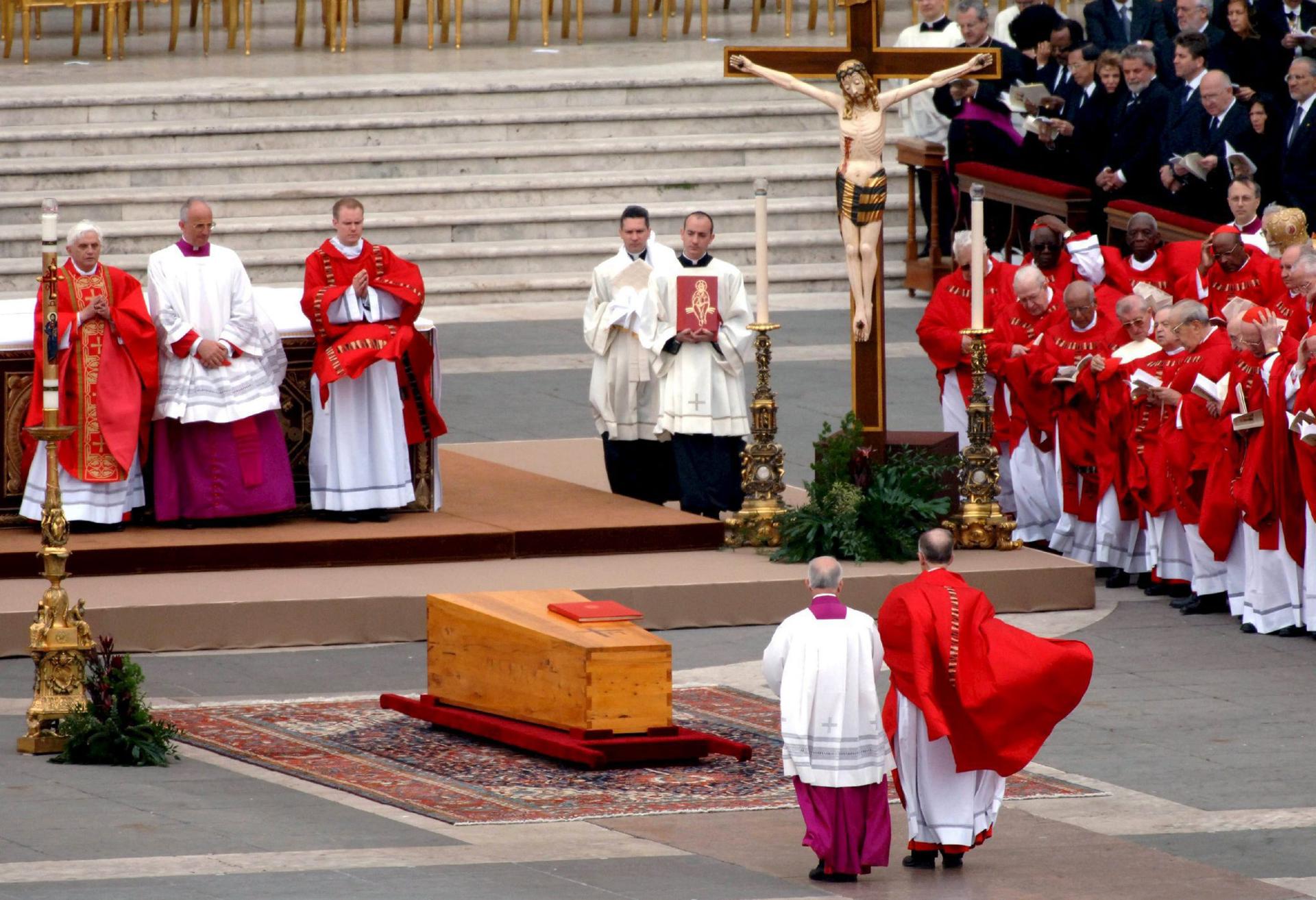 Momento del entierro de Juan Pablo II en la plaza de San Pedro, en Roma. EFE Archivo/Kay Nietfeld.
