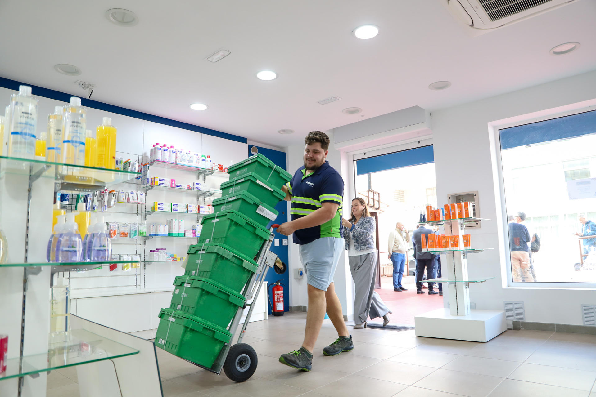 Imagen de archivo de una farmacia . EFE/ Luis G Morera