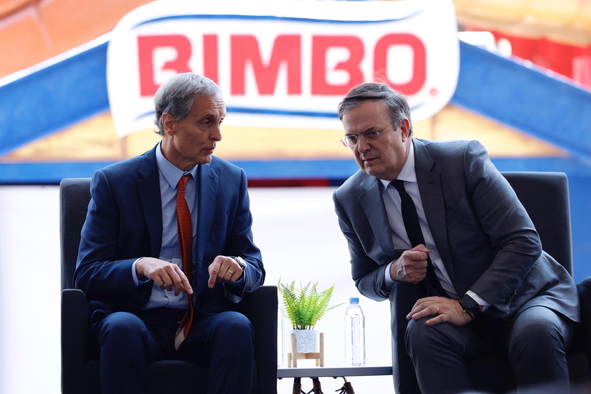 El secretario de Economía, Marcelo Ebrard (d), habla con el presidente ejecutivo de grupo Bimbo, Daniel Servitje, durante un evento de la insignia "Hecho en México" este viernes, en la sede de la multinacional panificadora Bimbo, en Ciudad de México (México). EFE/ Sáshenka Gutiérrez