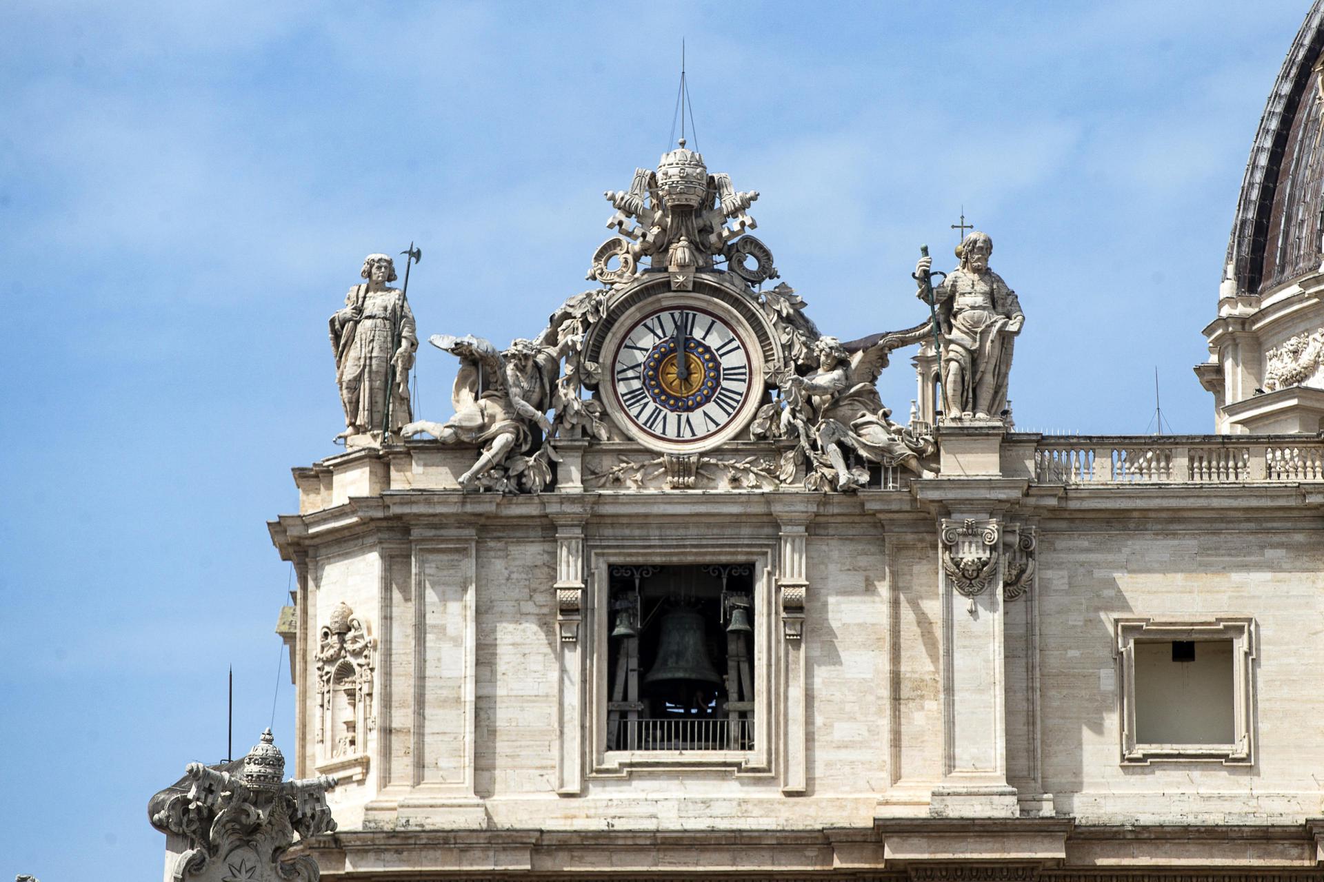 Suenan las campanas en la Plaza de San Pedro tras la muerte del papa Francisco, Ciudad del Vaticano, 21 de abril de 2025. EFE/EPA/ANGELO CARCONI