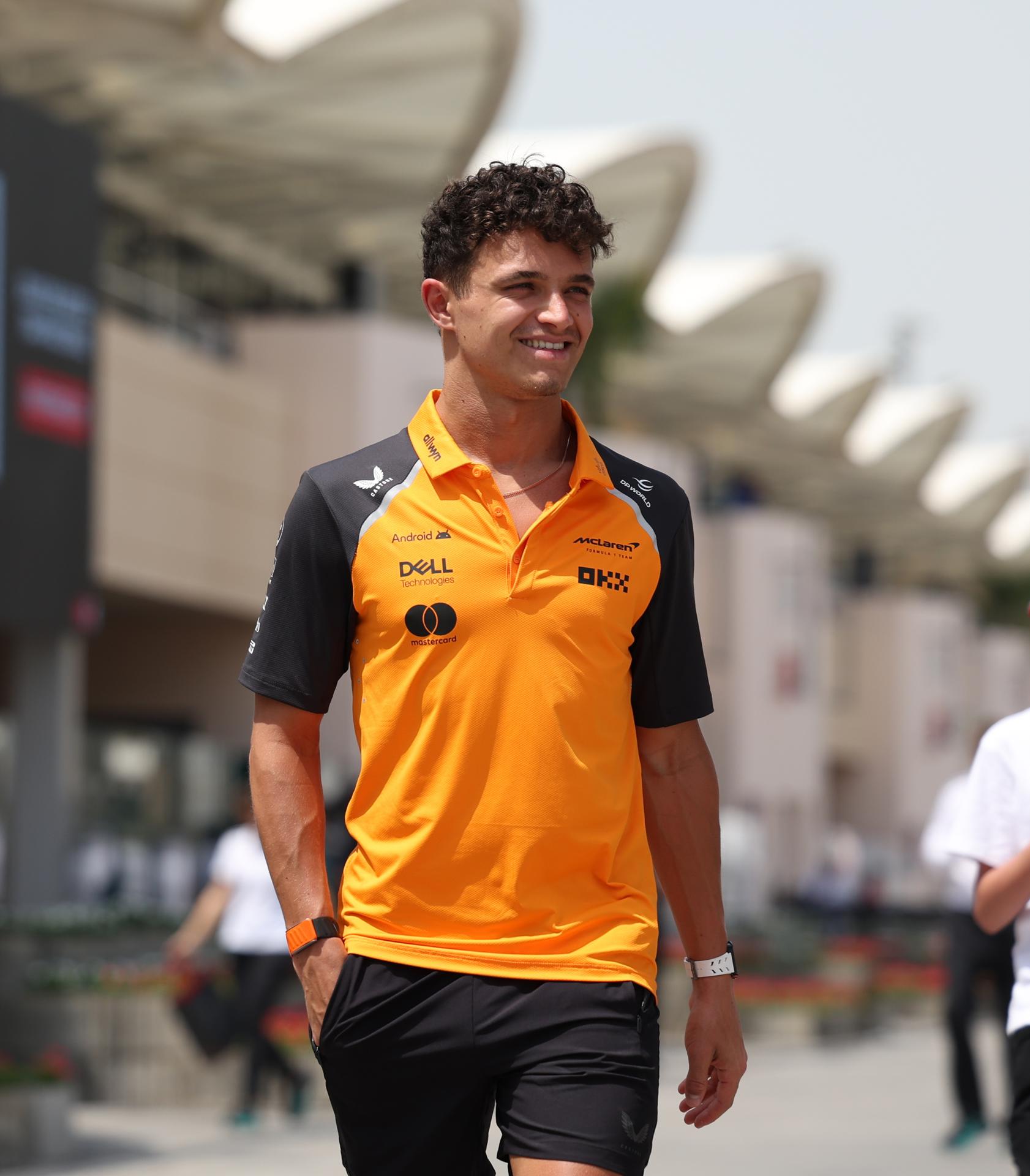 SAKHIR (Bahrain), 11/04/2025.- El inglés Lando Norris (McLaren), líder del Mundial de Fórmula Uno, que marcó el segundo tiempo este viernes en los entrenamientos libres del Gran Premio de Baréin, el cuarto del año, en el circuito de Sakhir. EFE/EPA/ALI HAIDER