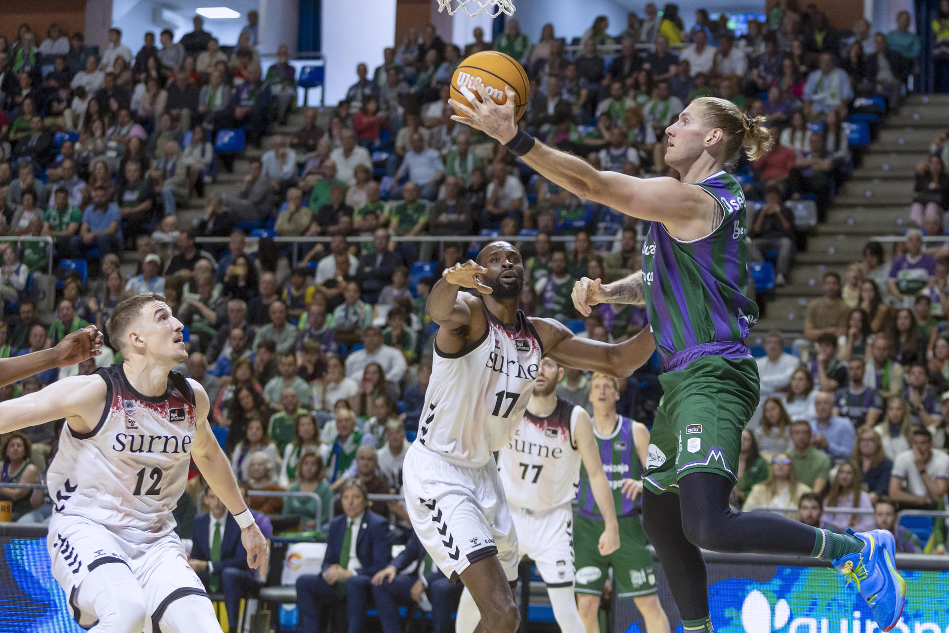 El jugador del Unicaja Málaga Dylan Osetkowski durante partido de Liga Endesa que enfrenta a su equipo y al Unicaja de Málaga en el Palacio de los Deportes de Málaga. EFE/Álvaro Cabrera