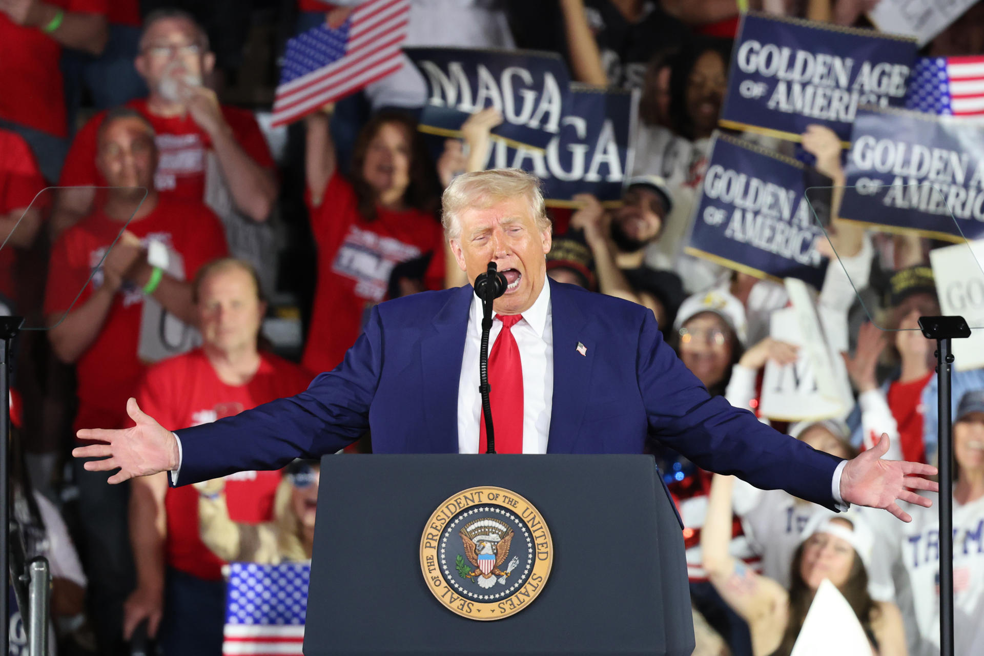 El presidente, Donald Trump, habla durante la celebración de los primeros 100 días de su segundo mandato este martes, en Míchigan (Estados Unidos). Trump agradeció de nuevo la labor de Elon Musk al frente del polémico Departamento de Eficiencia Gubernamental (DOGE), encargado de aplicar recortes en el Gobierno federal, y calificó de "tipo increíble" al magnate tecnológico. EFE/ Octavio Guzmán
