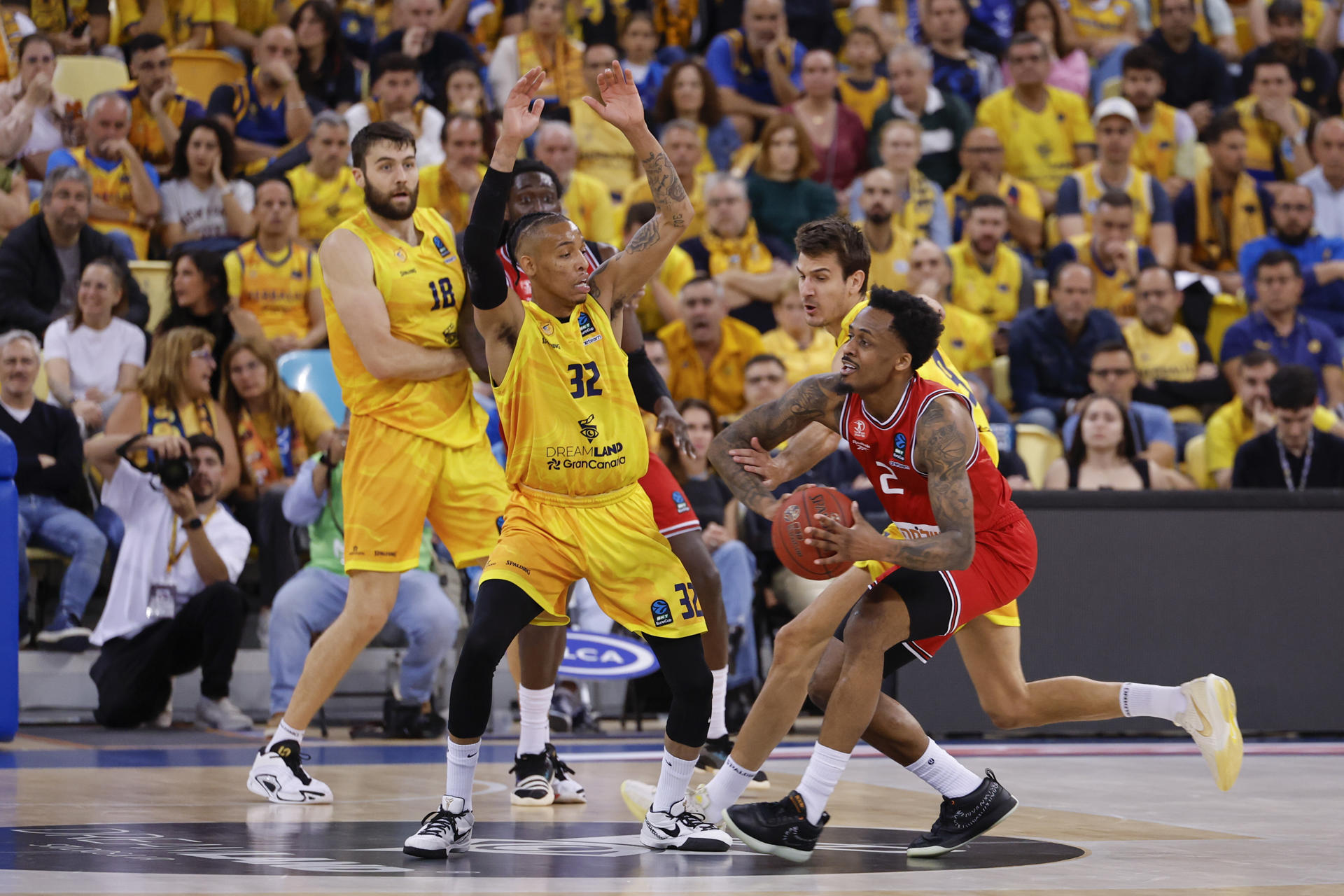 El escolta del Gran Canaria, Joe Thomasson, defiende al jugador del Hapoel Tel Aviv durante el segundo partido de la final de la Eurocopa que Dreamland Gran Canaria y Hapoel Tel Aviv disputan este viernes en Las Palmas. EFE/Elvira Urquijo