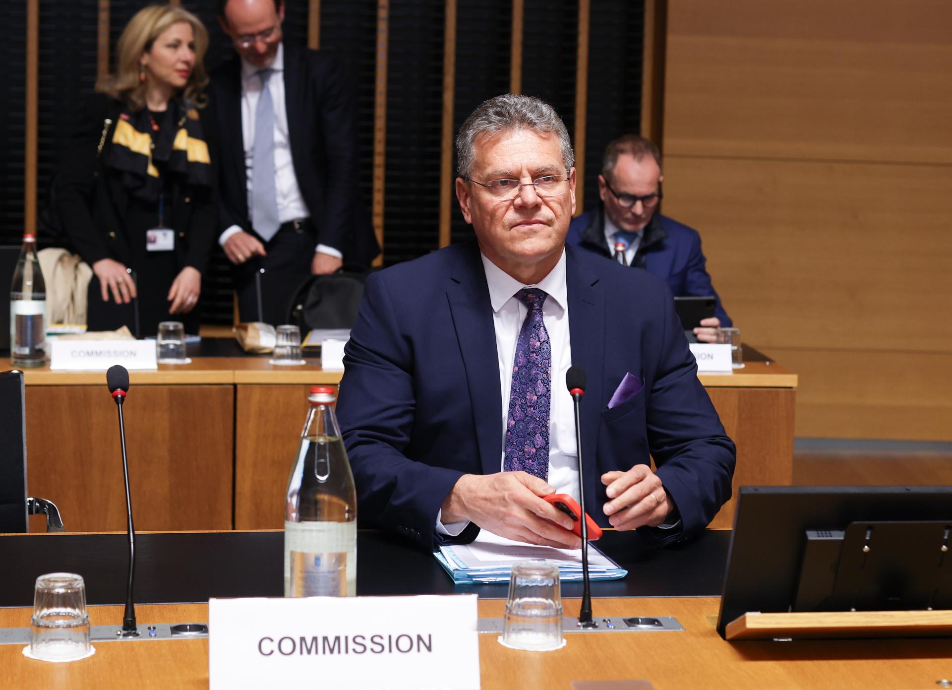 El comisario europeo de Comercio y Seguridad Económica, Relaciones Interinstitucionales y Transparencia, Maros Sefcovic, este lunes en una reunión de ministros de Comercio de la UE en Luxemburgo. EFE/EPA/OLIVIER HOSLET