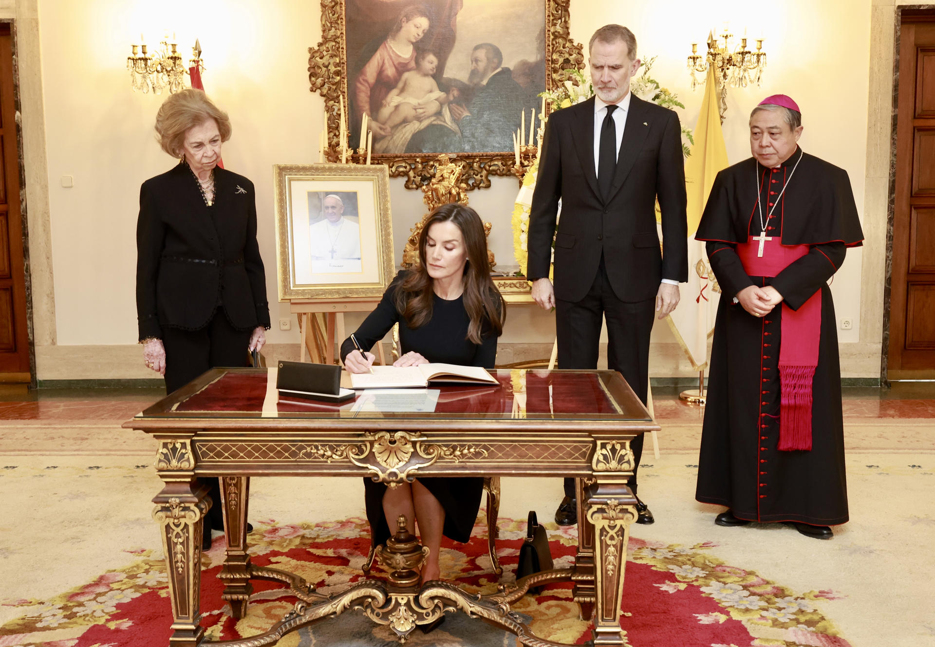 Los reyes, Felipe VI y Letizia, y la reina emérita Sofía junto con el nuncio apostólico, Bernardito Auza durante la firma en el libro de condolencias en la Nunciatura Apostólica en Madrid este martes por la muerte del papa Francisco. EFE/ Francisco Gomez / Casa Real / SOLO USO EDITORIAL/SOLO DISPONIBLE PARA ILUSTRAR LA NOTICIA QUE ACOMPAÑA (CRÉDITO OBLIGATORIO)