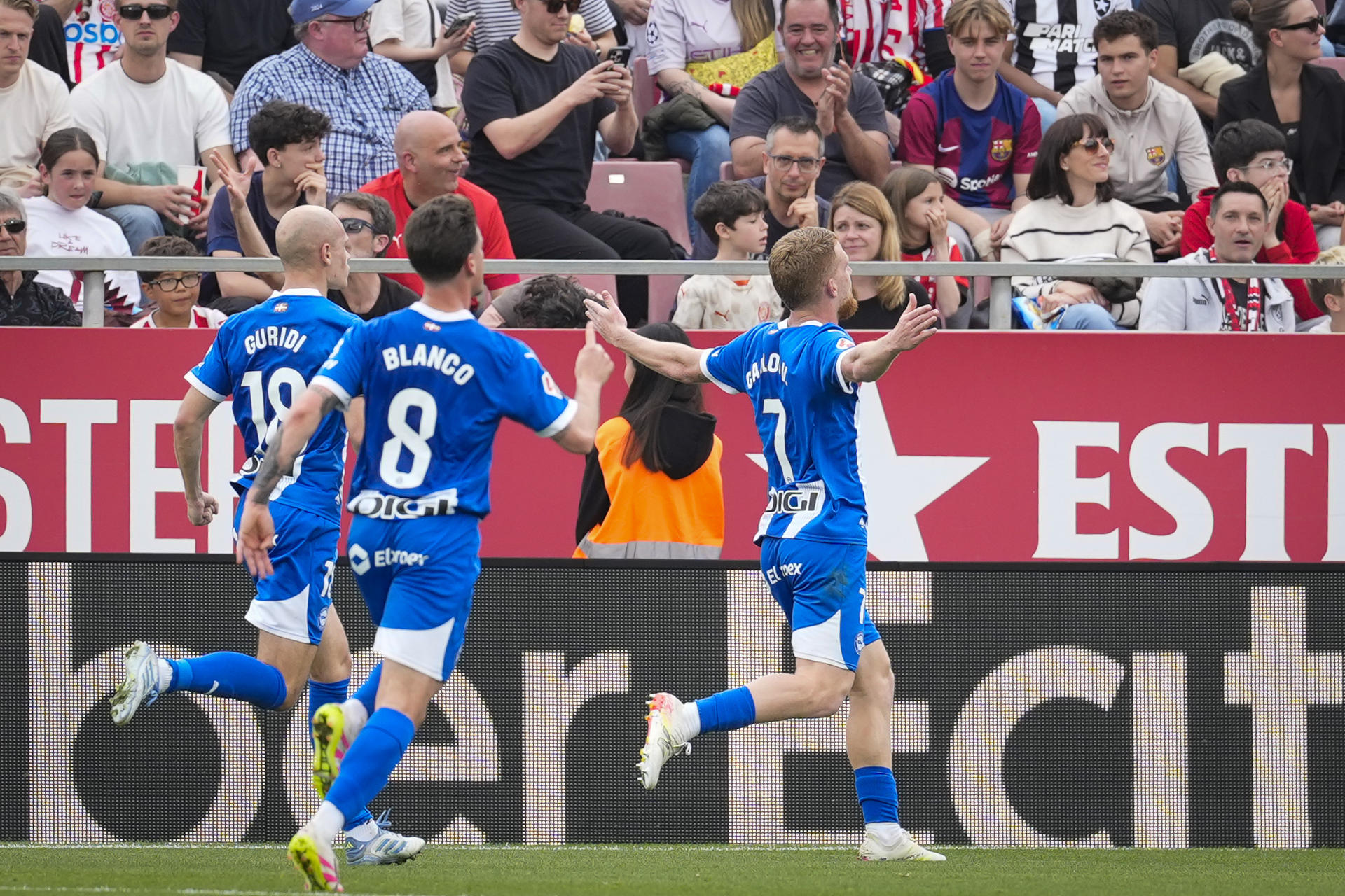 El delantero del Deportivo Alavés Carlos Vicente (d) celebra el primer gol de su equipo ante el Girona durante el partido de LaLiga entre el Girona y el Deportivo Alavés en el estadio Montilivi en Girona. EFE/ David Borrat