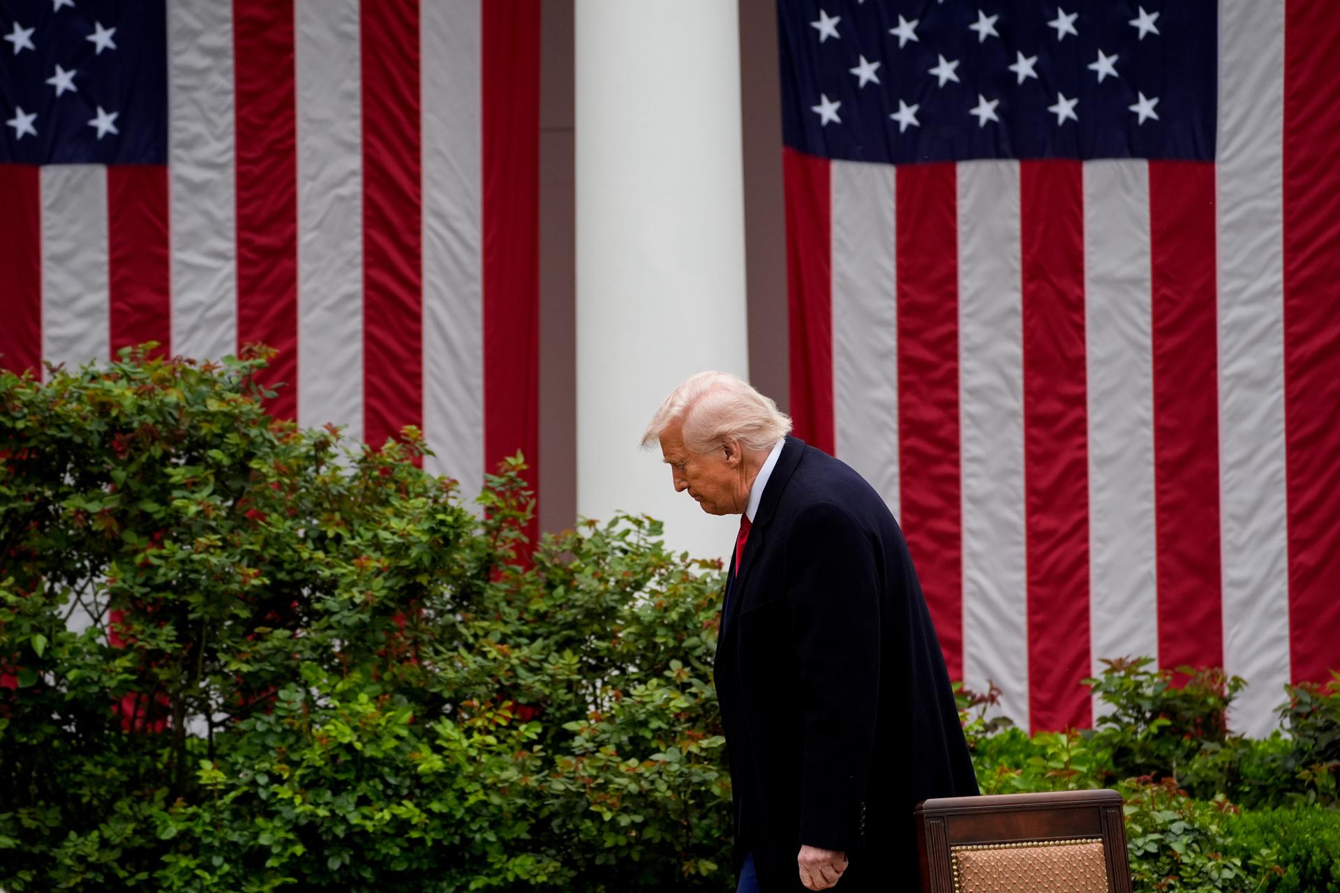 El presidente de Estados Unidos, Donald Trump, al final del acto en el que anunció la imposición de "aranceles recíprocos" a muchos países con los que EE.UU. sostiene relaciones comerciales, en la Rosaleda de la Casa Blanca, en Washington DC (EE.UU.). EFE/Kent Nishimura/Pool