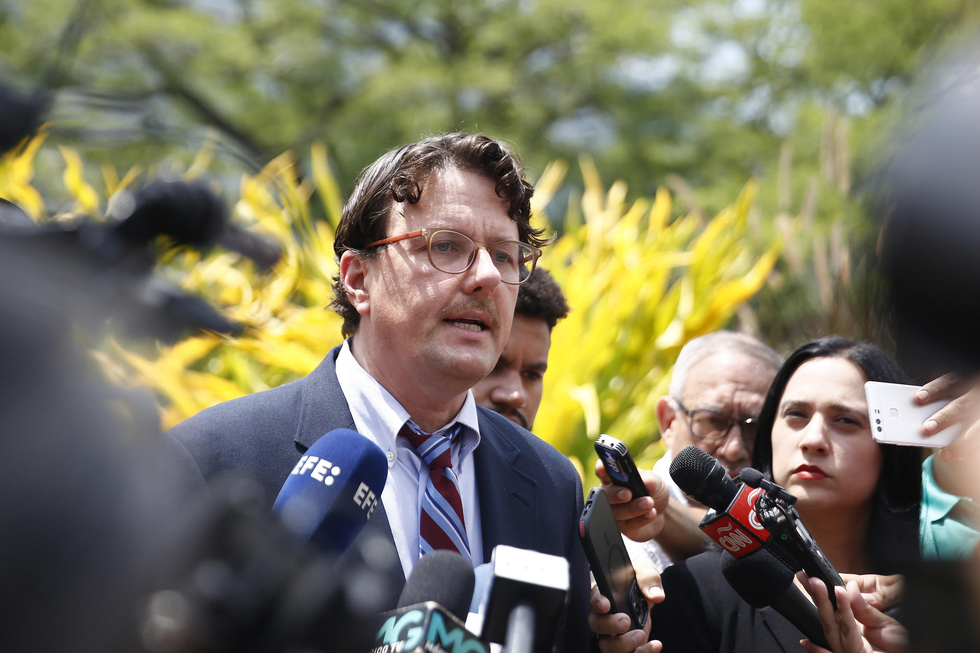 El abogado Chris Newman habla durante una rueda de prensa este lunes, en San Salvador (El Salvador). Newman, quien dice ser el representante de la familia del salvadoreño Kilmar Ábrego, comunicó que ha solicitado una prueba de vida de Ábrego, detenido en una cárcel del país centroamericano tras ser deportado desde los Estados Unidos, y "saber que está bien". EFE/ Rodrigo Sura