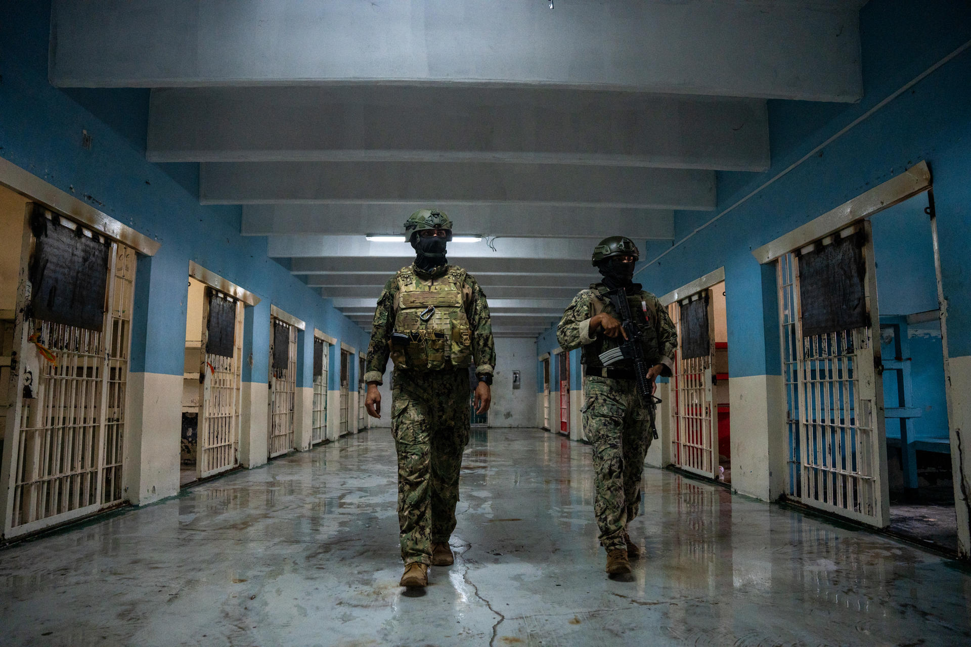 Integrantes de las Fuerzas Armadas de Ecuador patrullan en la Penitenciaría del Litoral este miércoles, en Guayaquil (Ecuador). EFE/ Mauricio Torres