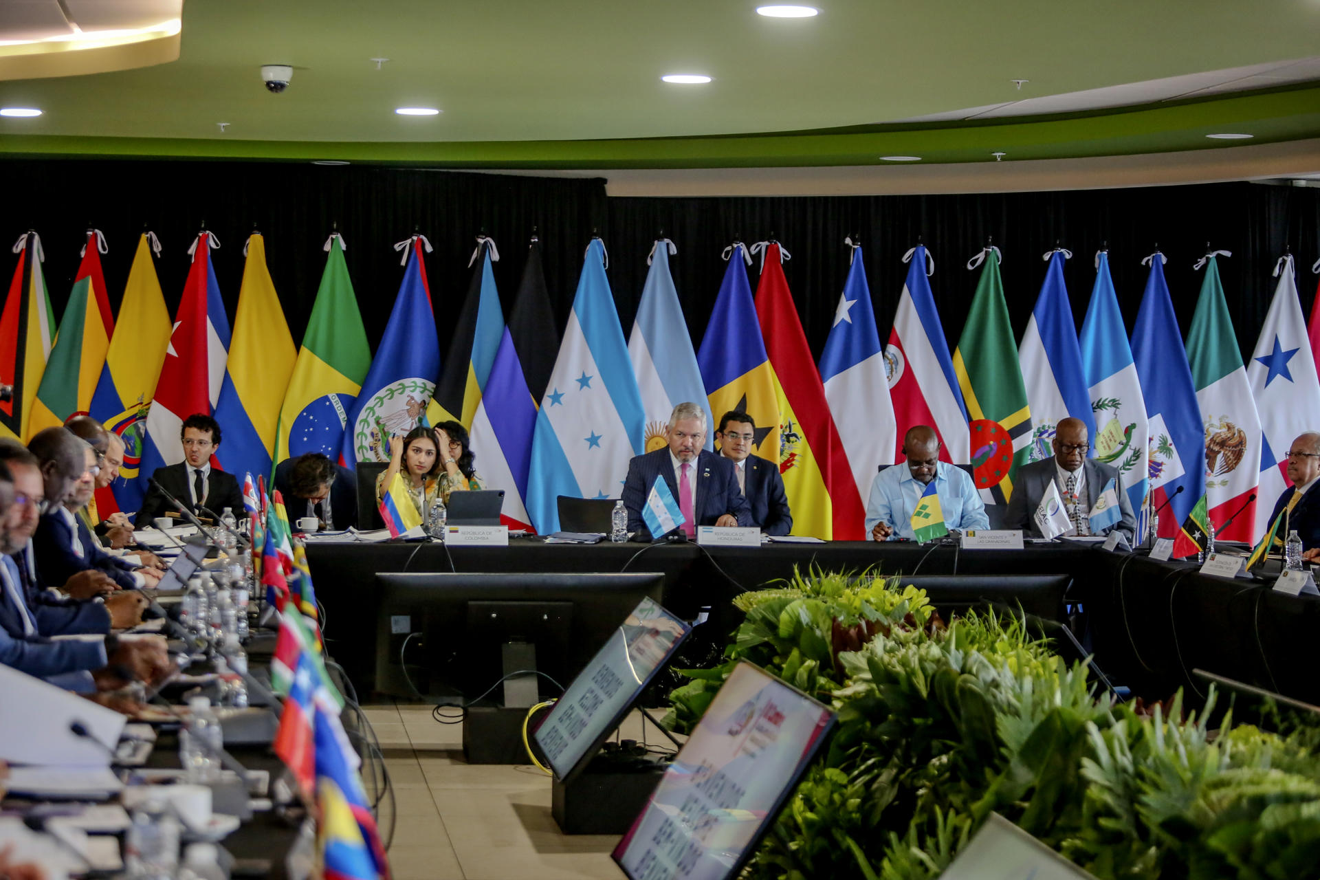 Cancilleres se reúnen este martes, durante la cumbre de la Comunidad de Estados Latinoamericanos y Caribeños (Celac), en el Banco Central en Tegucigalpa (Honduras). EFE/ Str