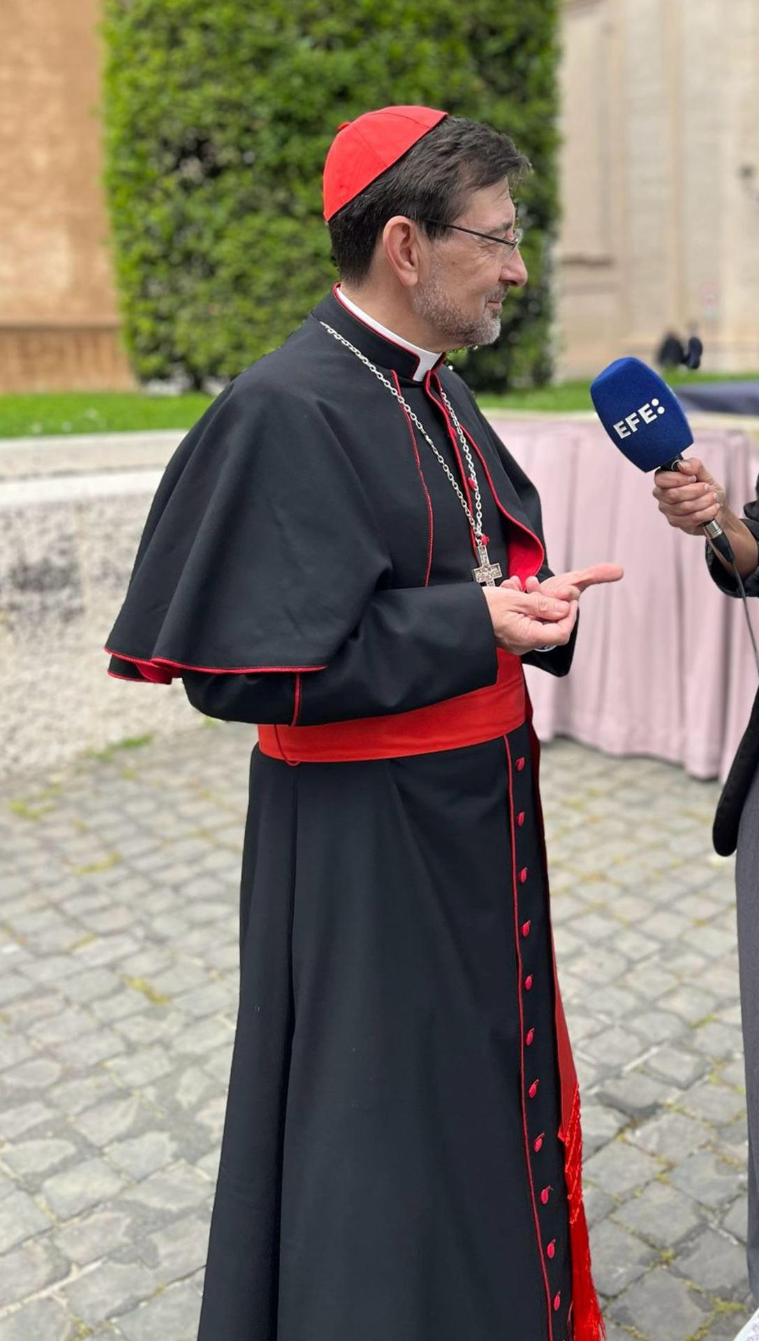 CIUDAD DEL VATICANO (VATICANO), 25/04/2025.- El arzobispo de Madrid, el cardenal José Cobo, atiende a EFE en Ciudad del Vaticano a la salida del Aula del Sínodo, donde explica que estos primeros momentos son una toma de contacto entre los purpurados llegados de todas las partes del mundo. EFE/ Claudia Sacristán