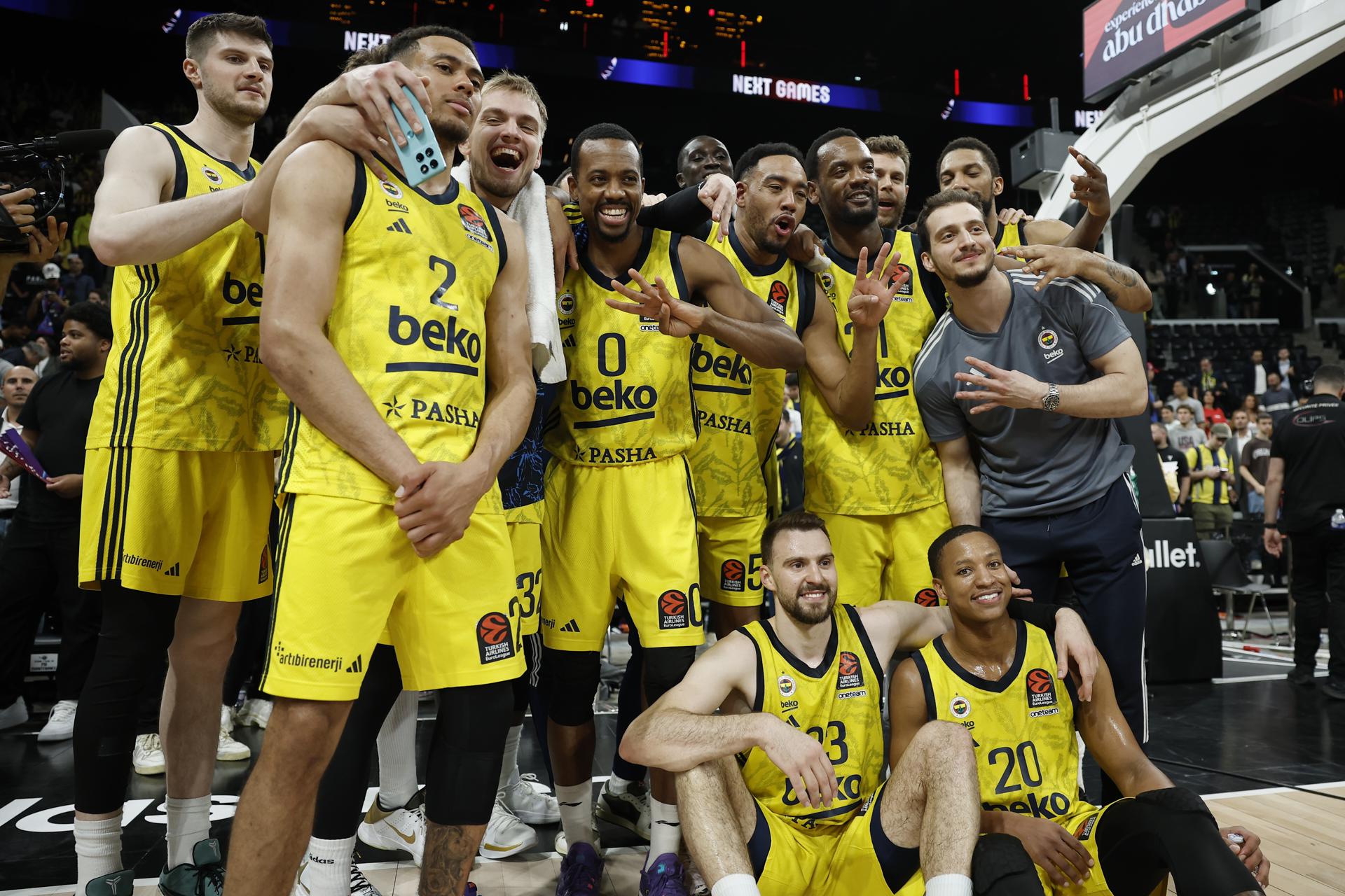 Los jugadores del Fenerbahçe turco celebran sobre la pista su pase a las semifinales de la Euroliga de baloncesto tras lograr un trabajado triunfo sobre el París Basketball por 88-98, y cerrar la serie con un contundente 3-0. EFE/EPA/YOAN VALAT