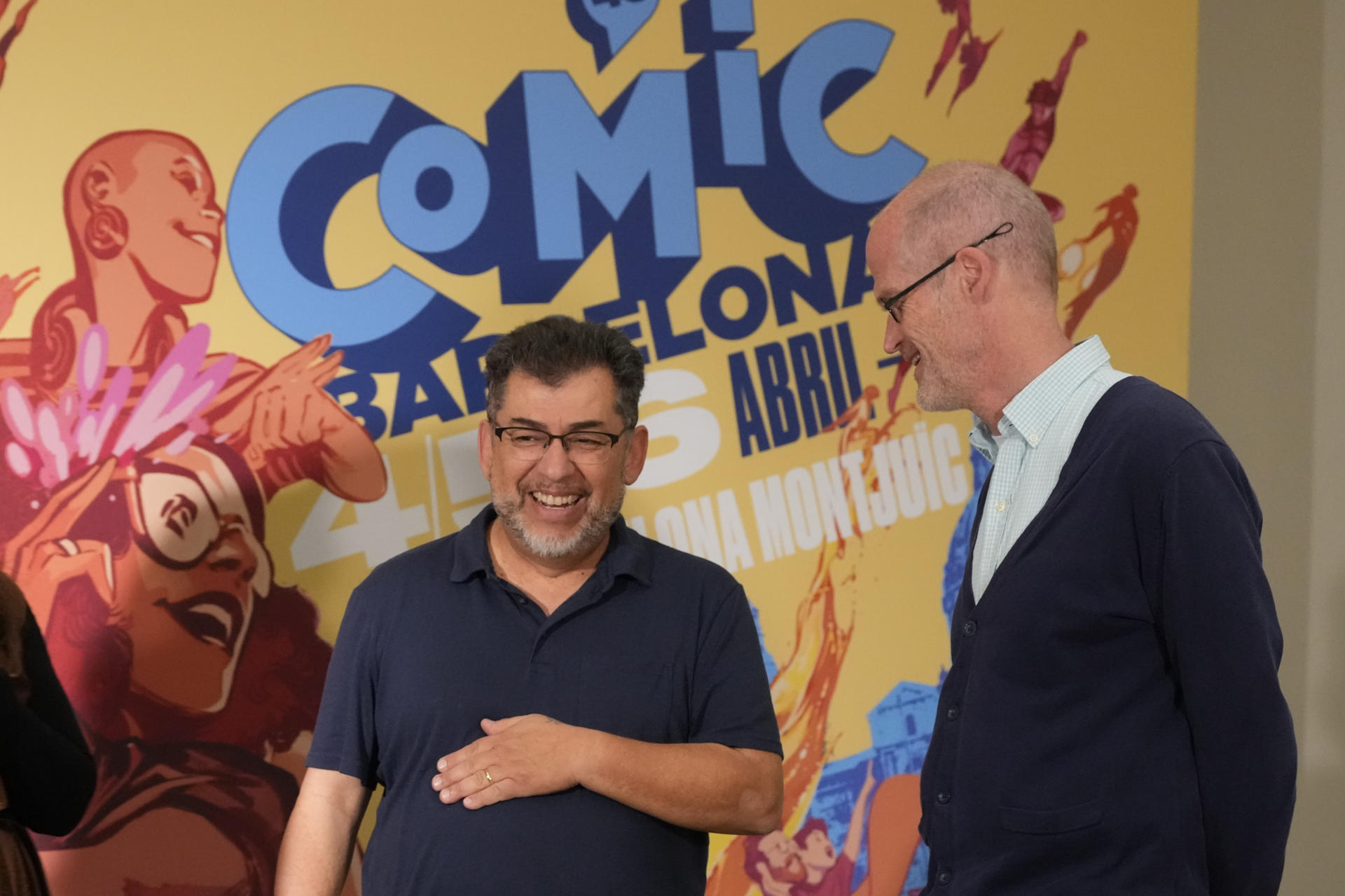 El historiestista estadounidense Jaime Hernández (i) junto al historietista Chris Ware (d), es creador de un mundo poblado de mujeres fuertes y algo "punks", como las explosivas Maggie Chascarrillo y Hopey Glass, su pareja estrella con las que lleva media vida y son ya algo más que la familia: "Me gusta envejecer con ellas", ha asegurado en una entrevista a EFE. EFE/Alejandro García