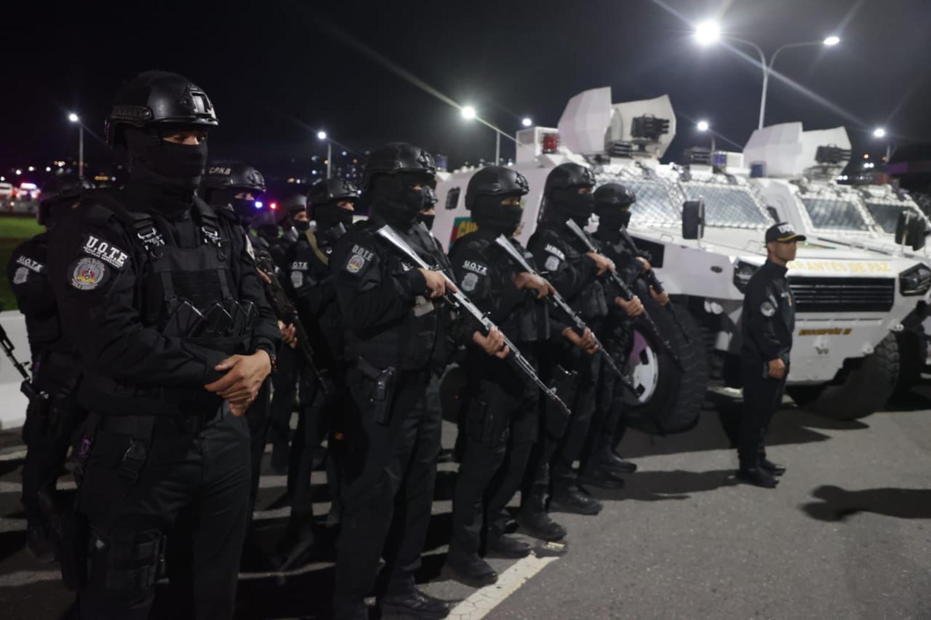 Fotografía cedida por Prensa del Ministerio de Interior, Justicia y Paz donde se observa a miembros del Servicio Bolivariano de Inteligencia Nacional (SEBIN), durante un acto de Gobierno este 30 de abril de 2025, en Caracas (Venezuela). EFE/ PRENSA MINISTERIO INTERIOR JUSTICIA Y PAZ
