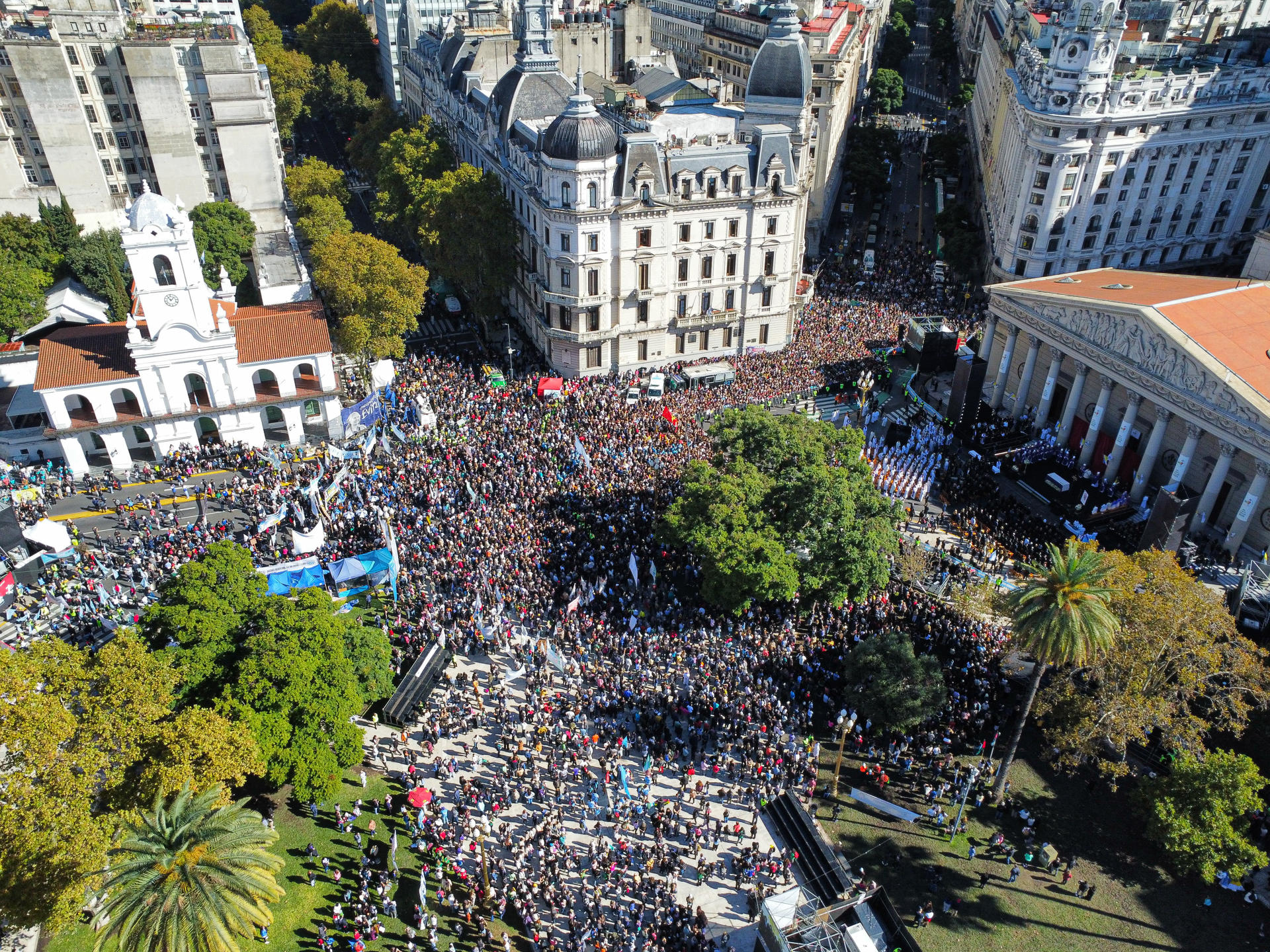Fotografía aérea de decenas de personas reunidas en la Plaza de Mayo este sábado, en Buenos Aires (Argentina). EFE/ Stringer