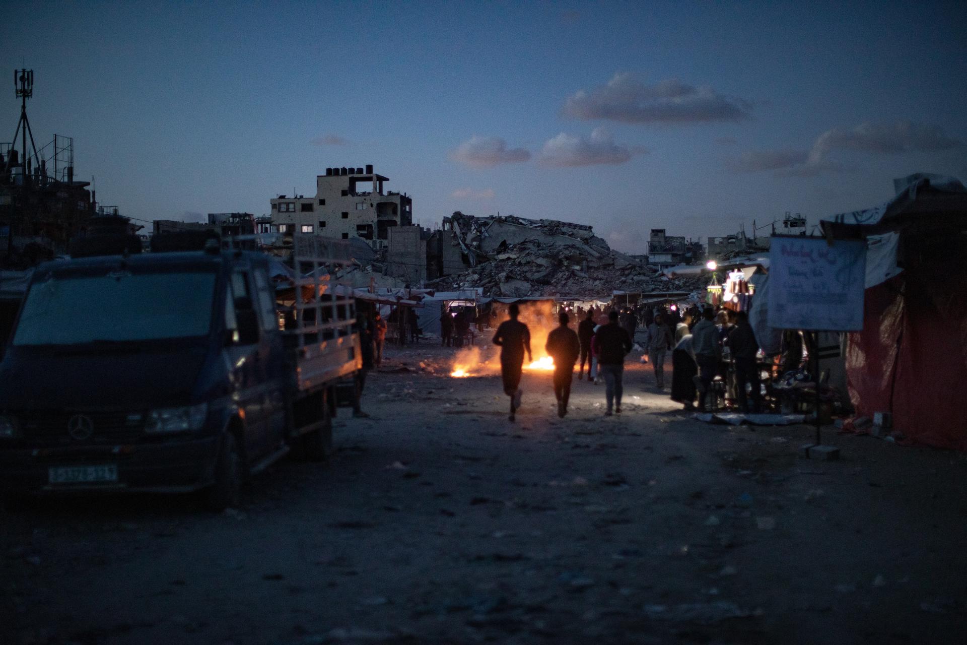 Los palestinos caminan al atardecer durante un corte de energía en el campo de refugiados de Jabalia, en el norte de la Franja de Gaza, 14 de abril de 2025. Más de 50,900 palestinos han fallecido en la Franja de Gaza, según el Ministerio de Salud palestino, desde que Israel lanzó una campaña militar en la franja como respuesta a un ataque transfronterizo liderado por el grupo militante palestino Hamas el 07 de octubre de 2023, en el que alrededor de 1,200 israelíes fueron muertos y más de 250 tomados como rehenes. EFE/EPA/HAITHAM IMAD