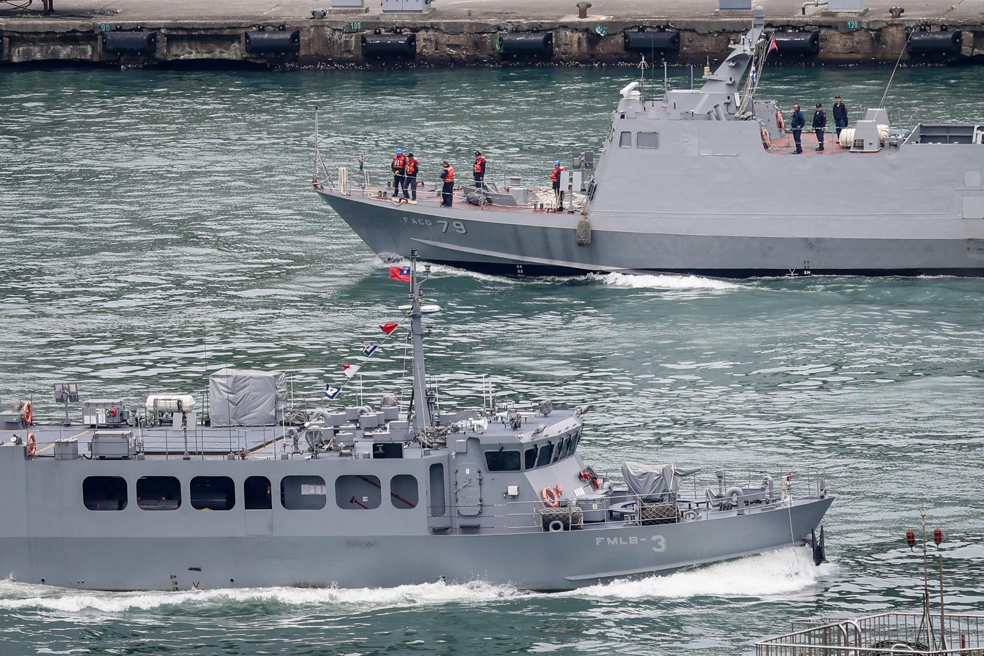 Fotografía del pasado 1 de abril, en donde se ve un barco misilero de la clase Kuang Hua VI de la Armada de Taiwán (arriba) y un barco minador de la clase Min Jiang patrullan el puerto de Keelung, en la ciudad de Keelung, Taiwán. EFE/RITCHIE B. TONGO
