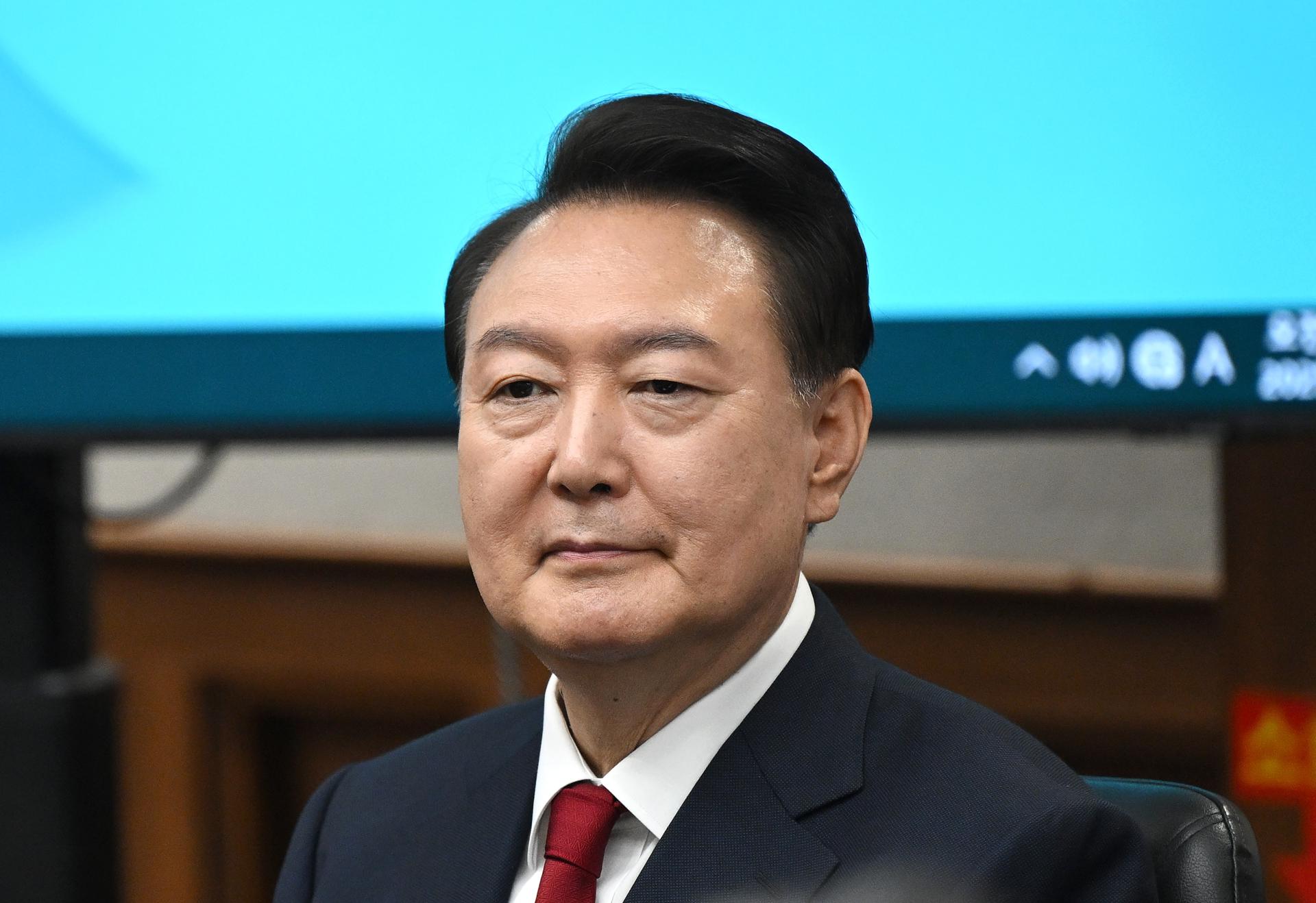 El expresidente surcoreano Yoon Suk-yeol asiste a su juicio penal por cargos de insurrección en una sala del Tribunal Central de Seúl, Corea del Sur, el 21 de abril de 2025. EFE/EPA/JUNG YEON-JE / POOL