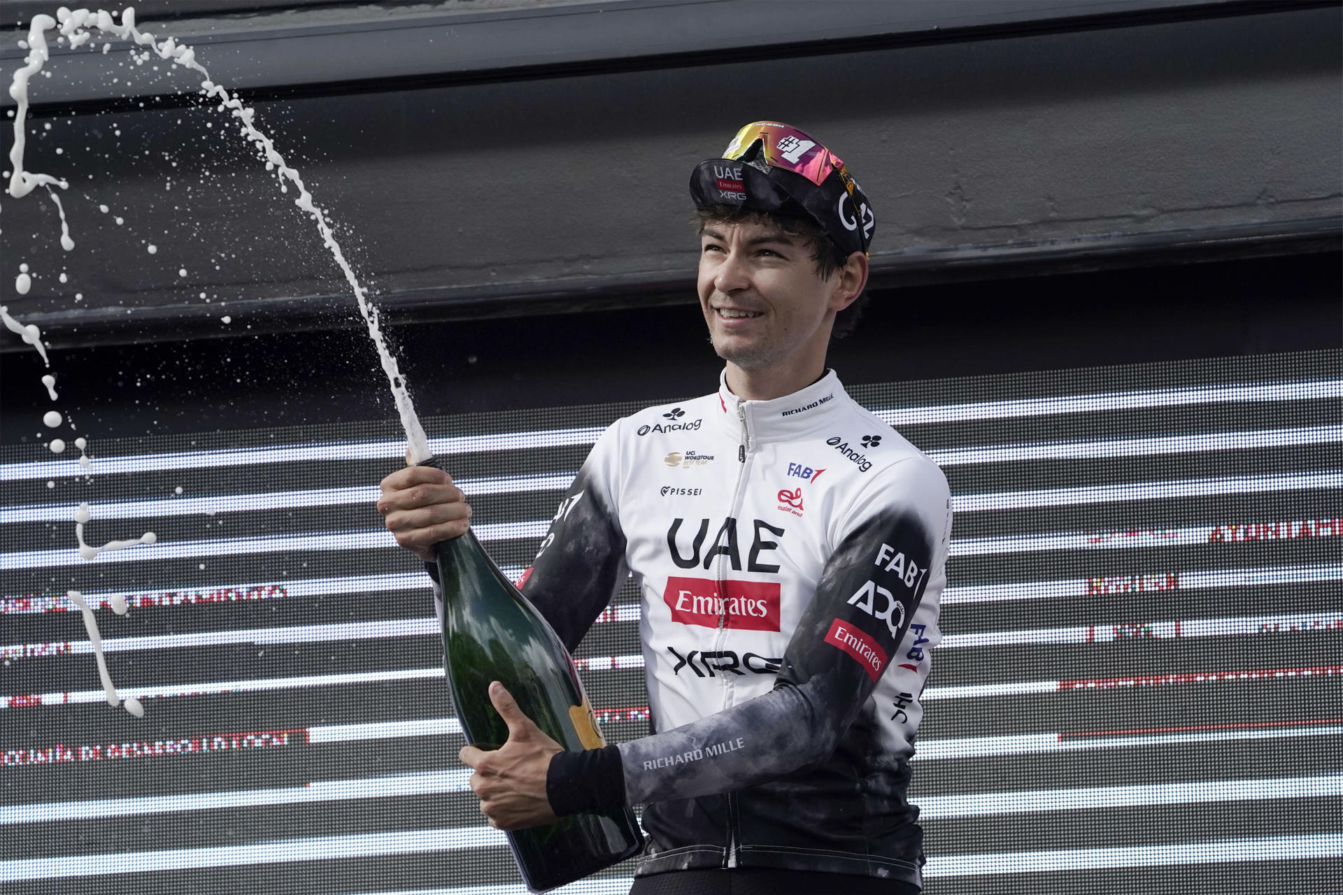 El ciclista del UAE Team Emirates, Alessandro Covi en el podio tras vencer en la tercera etapa de la Vuelta Ciclista a Asturias, un recorrido de 165,5 kilómetros entre Castropol y Vegadeo con subida, entre otros altos, a La Bobia, de primera categoría, y a La Garganta, de tercera. EFE/Paco Paredes