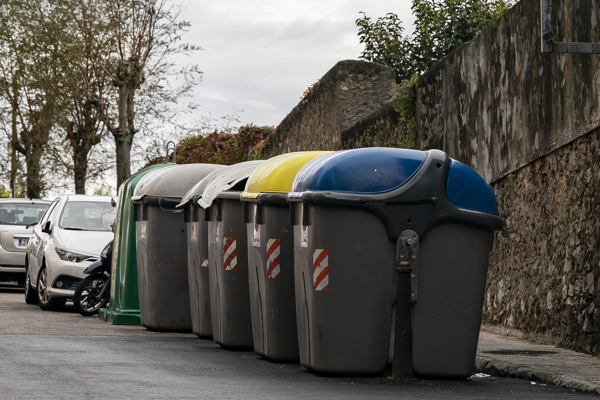 Diversos contenedores de basura en Santander, en una fotografía de archivo. EFE/ROMÁN G. AGUILERA