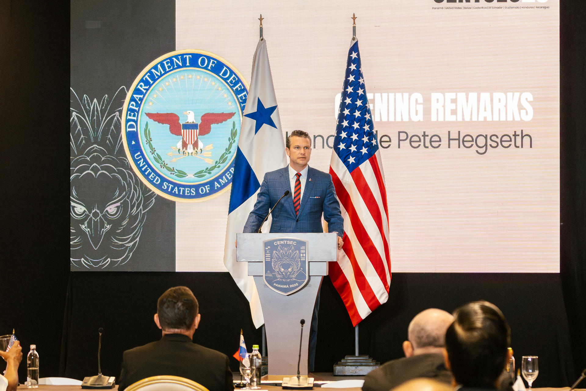 El secretario de Defensa de Estados Unidos, Pete Hegseth, habla durante la Conferencia de Seguridad Centroamericana (Centsec) este miércoles, en Ciudad de Panamá (Panamá). EFE/ Walter Hurtado