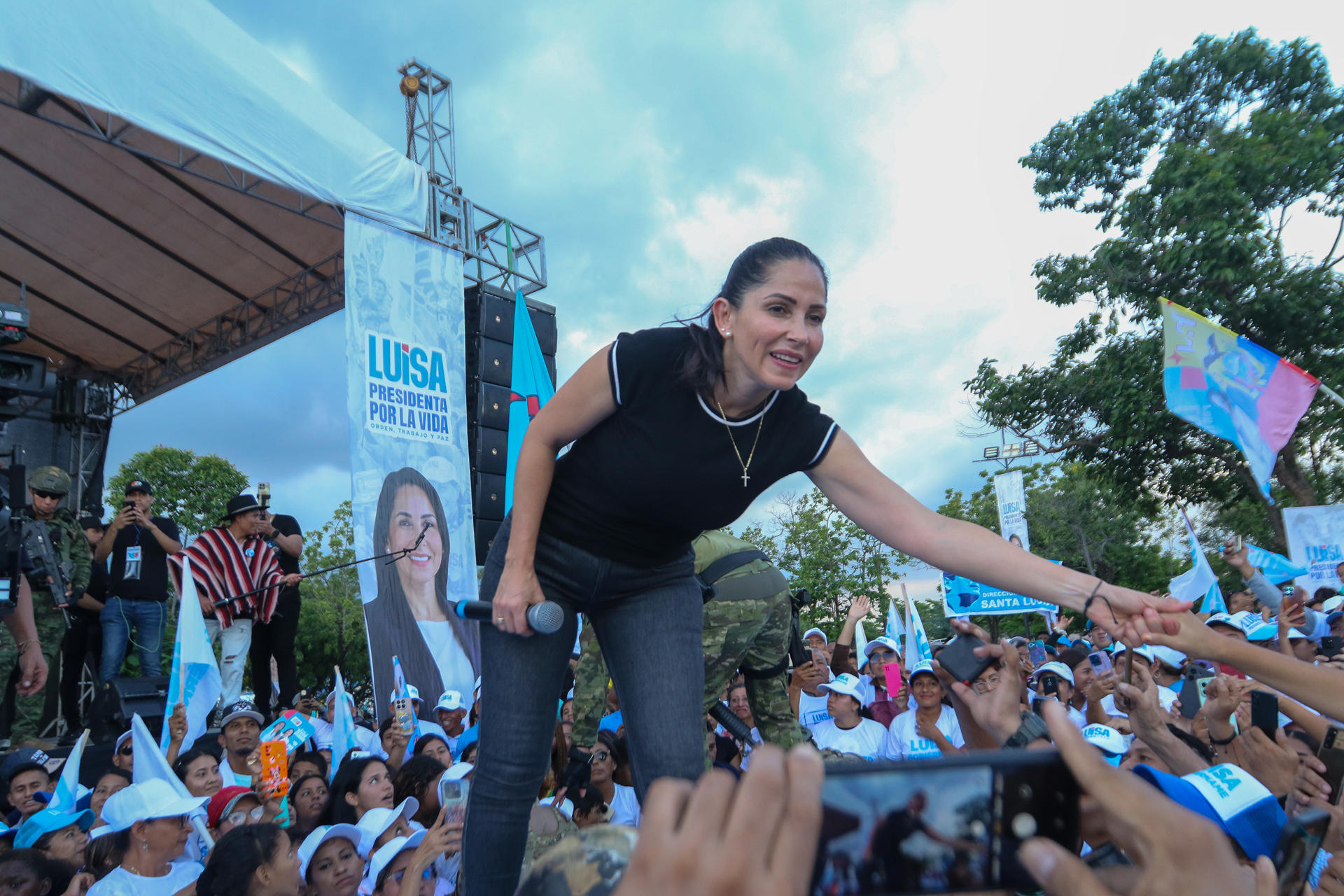La candidata del correísmo a la Presidencia de Ecuador, Luisa González, saluda a sus seguidores durante un acto de campaña electoral este miércoles, en la Plazoleta Cristo del Consuelo, en Guayaquil (Ecuador). EFE/ Jonathan Miranda