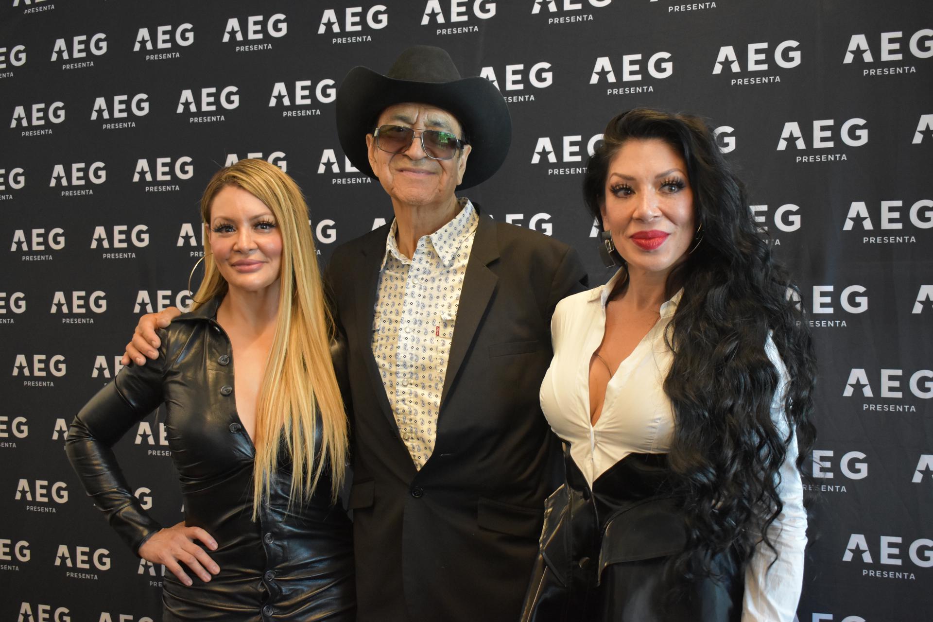 El fundador de la agrupación Los Horóscopos de Durango, Armando Terrazas, y sus hijas Marisol (i) y Vicky, actuales líderes de la agrupación, posan durante una conferencia de prensa este lunes en Los Ángeles (EE.UU.). EFE/ Mónica Rubalcava