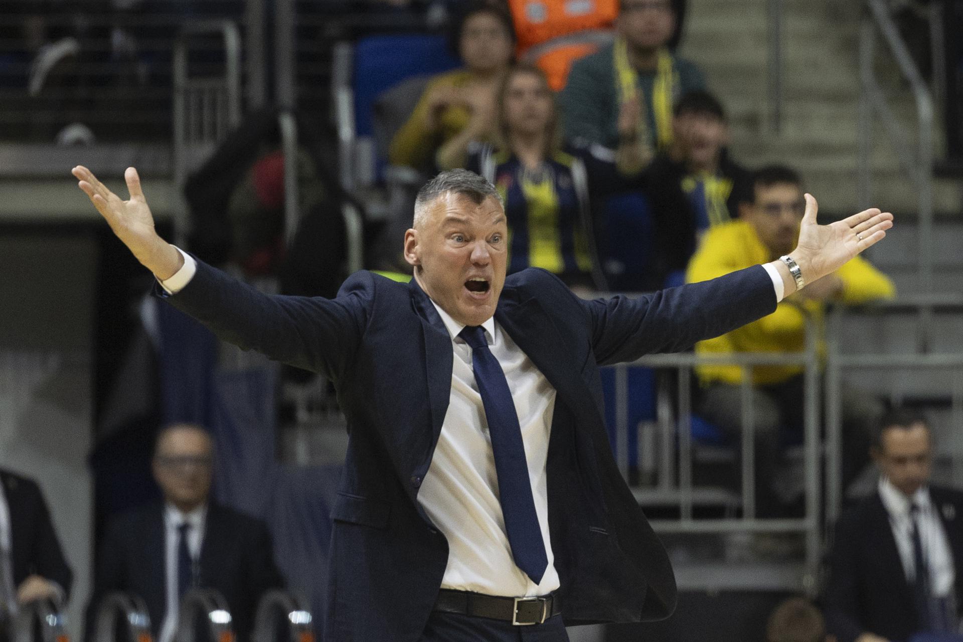 El entrenador del Fenerbahce, el lituano Saras Jasikevicius, gesticula durante el partido de baloncesto de la Euroliga ante el Barcelona, el pasado 2 de abril. EFE/EPA/TOLGA BOZOGLU