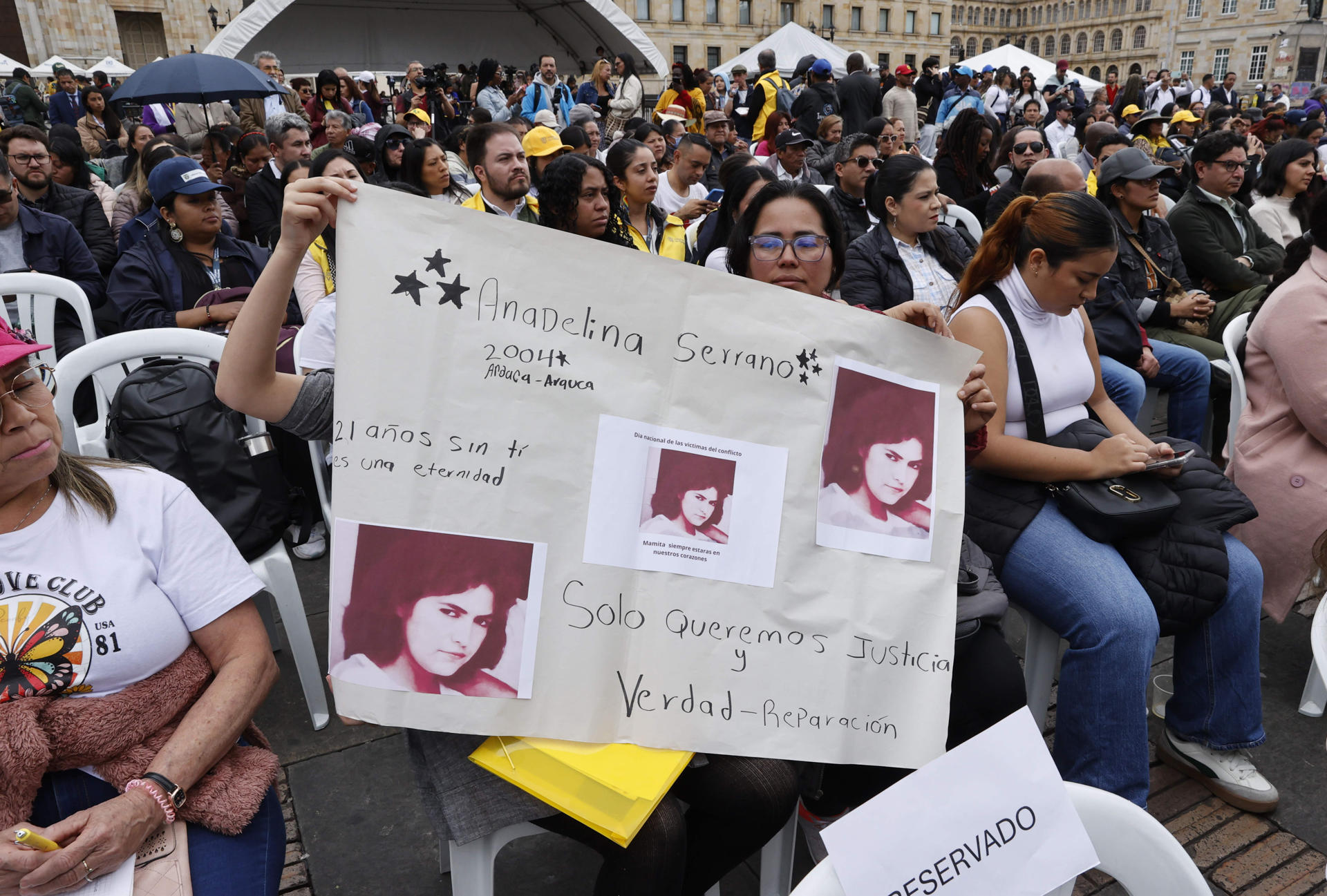 Personas asisten a un evento en conmemoración del Día Nacional de la Memoria y la Solidaridad con las Víctimas del Conflicto Armado este miércoles, en la plaza de Bolívar, en Bogotá (Colombia). EFE/Mauricio Dueñas Castañeda