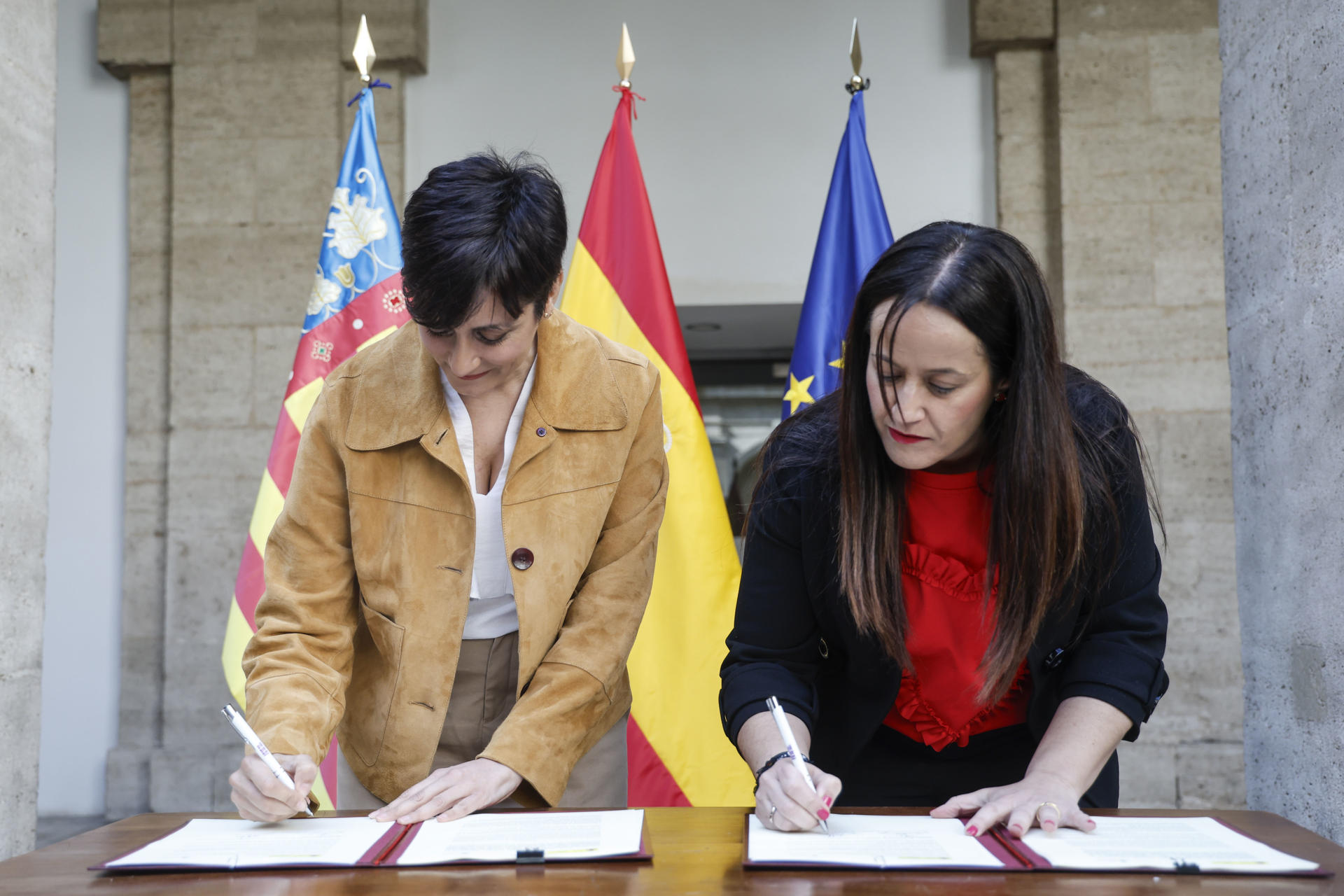 La ministra de Vivienda, Isabel Rodríguez, y la alcaldesa de Catarroja, Lorena Silvent, firma con los municipios valencianos afectados por la dana los convenios para actualizar sus agendas urbanas y construir viviendas adaptadas a la nueva realidad climática. EFE/Miguel Ángel Polo