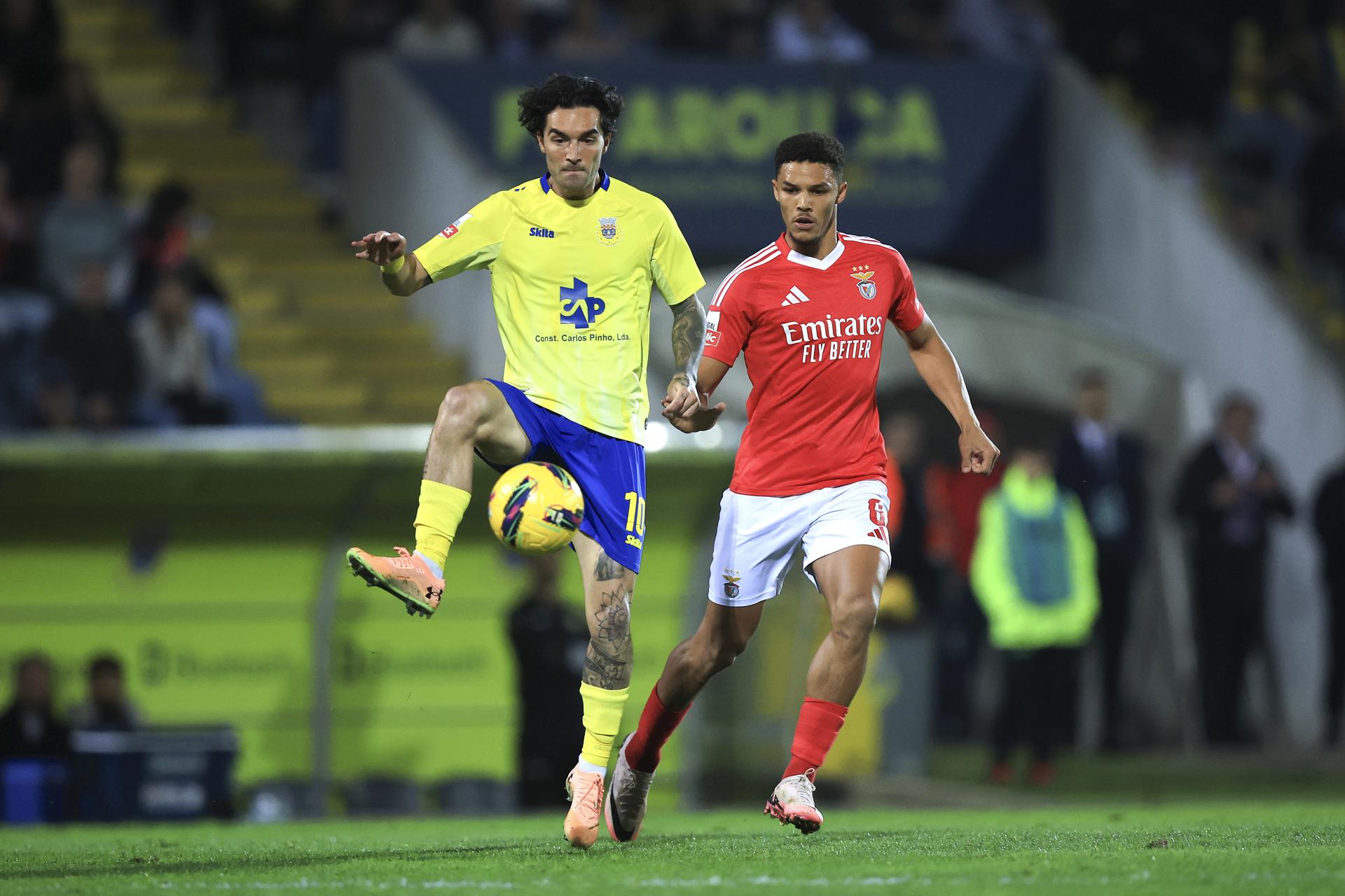 Jason Remeseiro, (IZ), del Arouca, durante un partido de la liga portuguesa. EFE/ESTELA SILVA