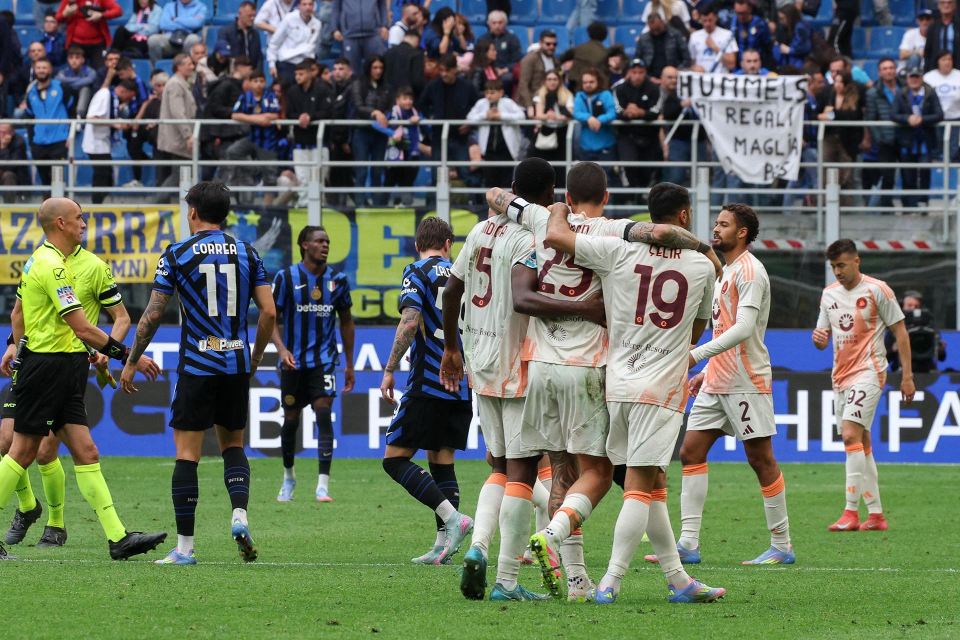 Los jugadores del AS Roma celebran el gol al Inter en el Giuseppe Meazza Stadium en Milán,Italia. EFE/EPA/Roberto Bregani