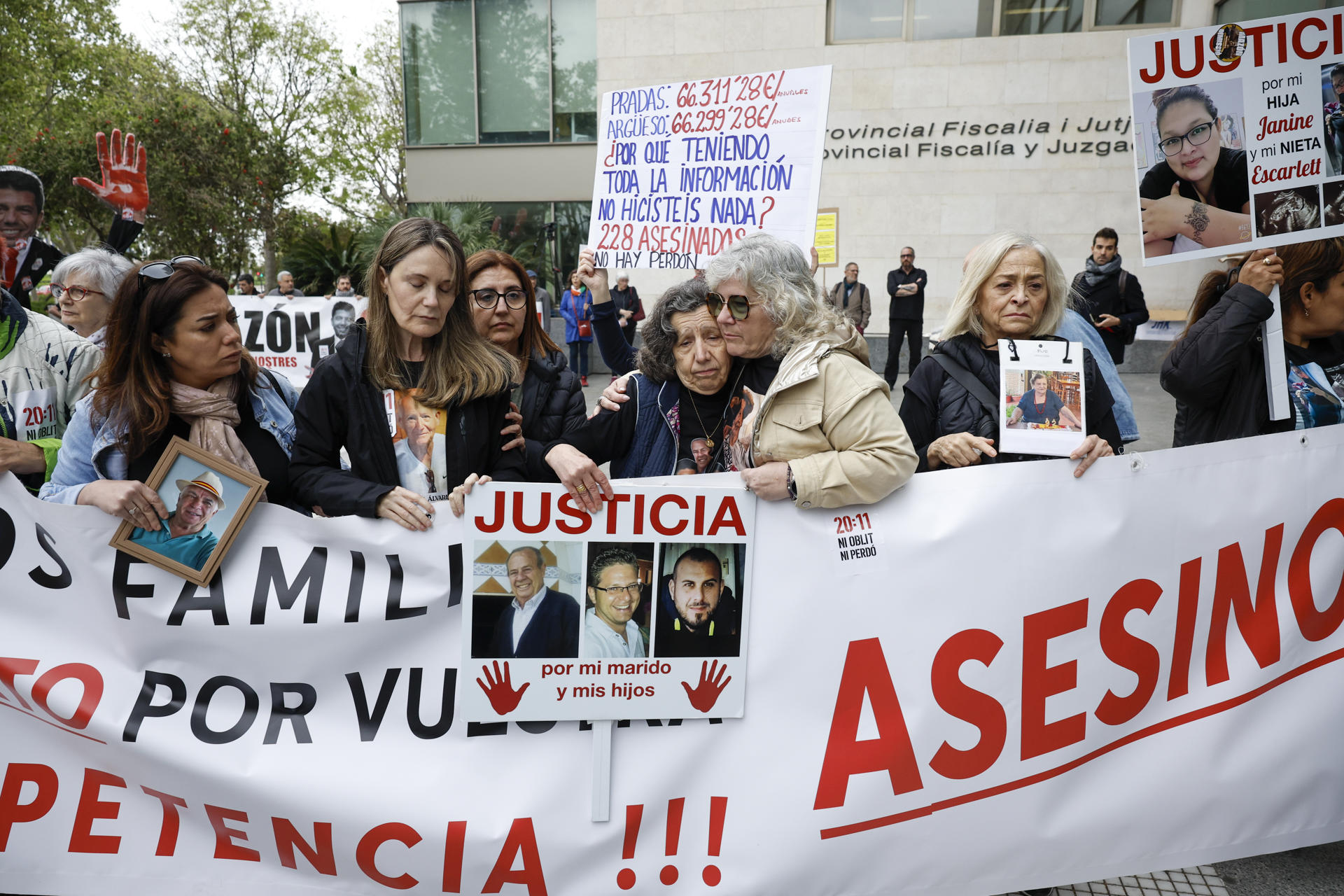 Varias asociaciones de víctimas y damnificados por la dana del 29 de octubre celebran una concentración ante la Ciudad de la Justicia de València, donde están citados a declarar como investigados la exconsellera de Justicia e Interior Salomé Pradas y su ex número dos, Emilio Argüeso. EFE/Biel Aliño