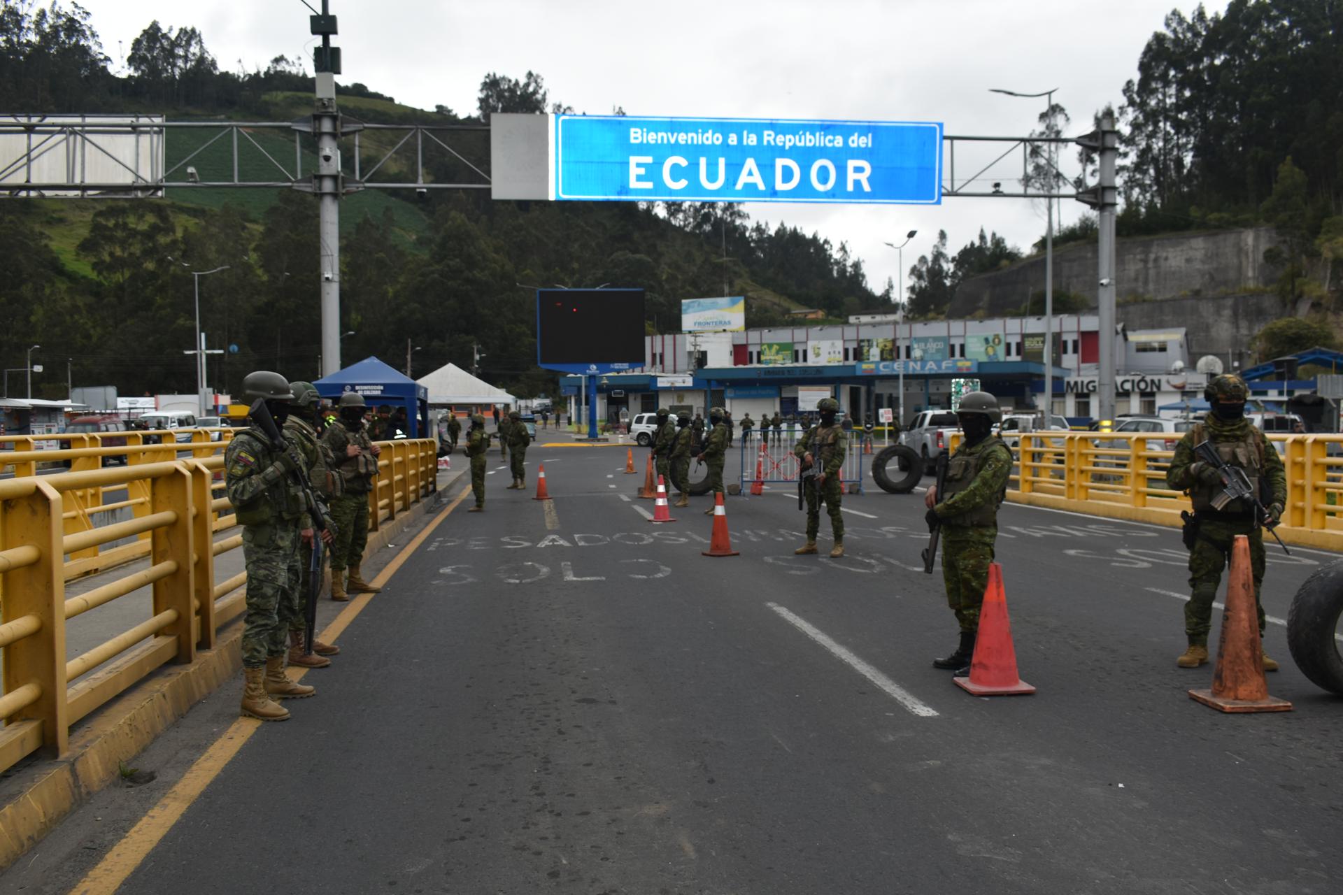 Fotografía de archivo, tomada el pasado 8 de febrero, de un grupo de militares ecuatorianos al vigilar la frontera terrestre de Ecuador con Colombia, en el Puente Internacional de Rumichaca, un día antes de la primera vuelta de los comicios presidenciales ecuatorianos. EFE/Xavier Montalvo