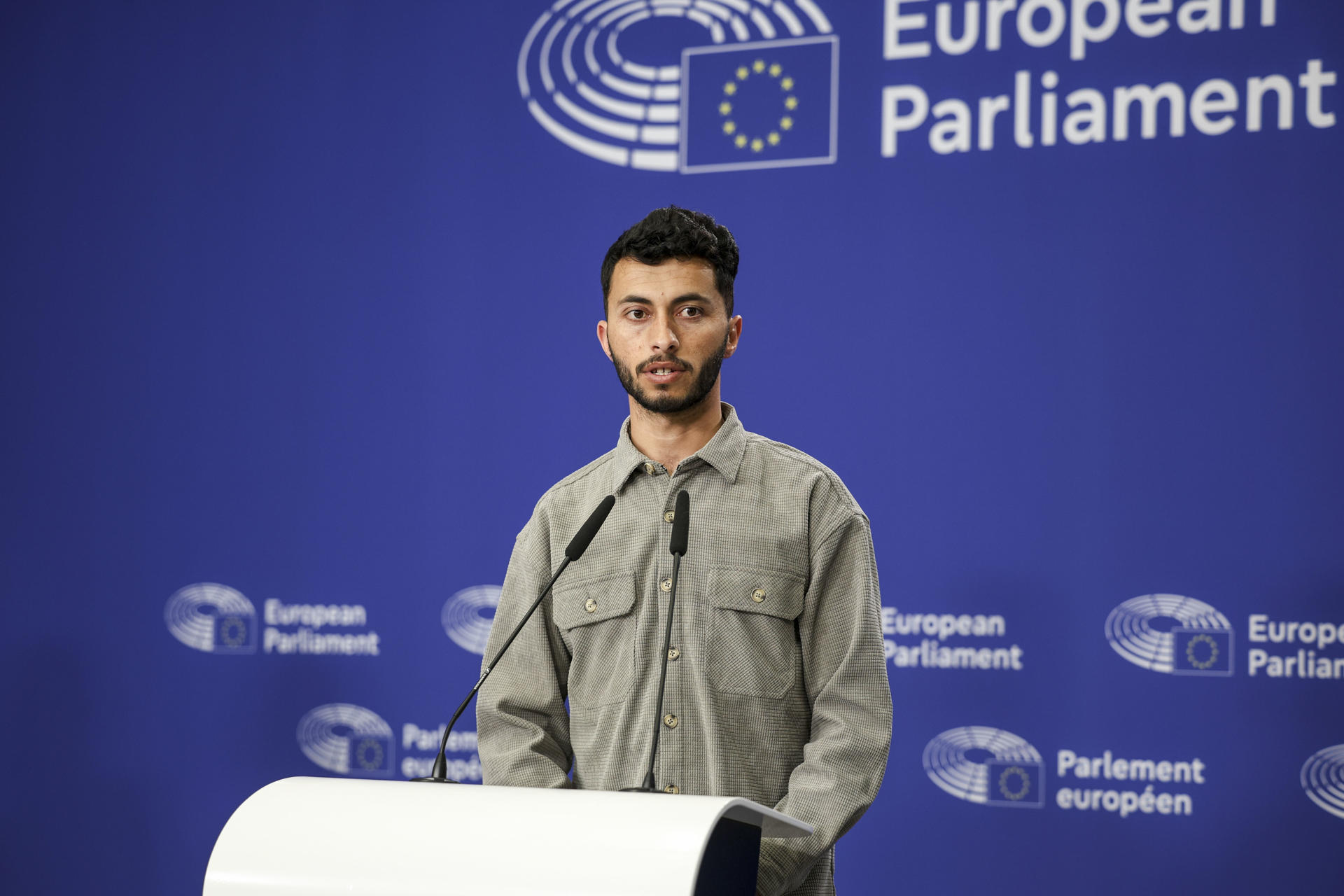 El periodista palestino Basel Adra, uno de los directores del Óscar a mejor documental 'No Other Land' sobre la ocupación israelí de Cisjordania, ofrece una rueda de prensa en el Parlamento Europeo junto a la diputada Hana Jalloul (fuera de la imagen). EFE/Pablo Garrigós