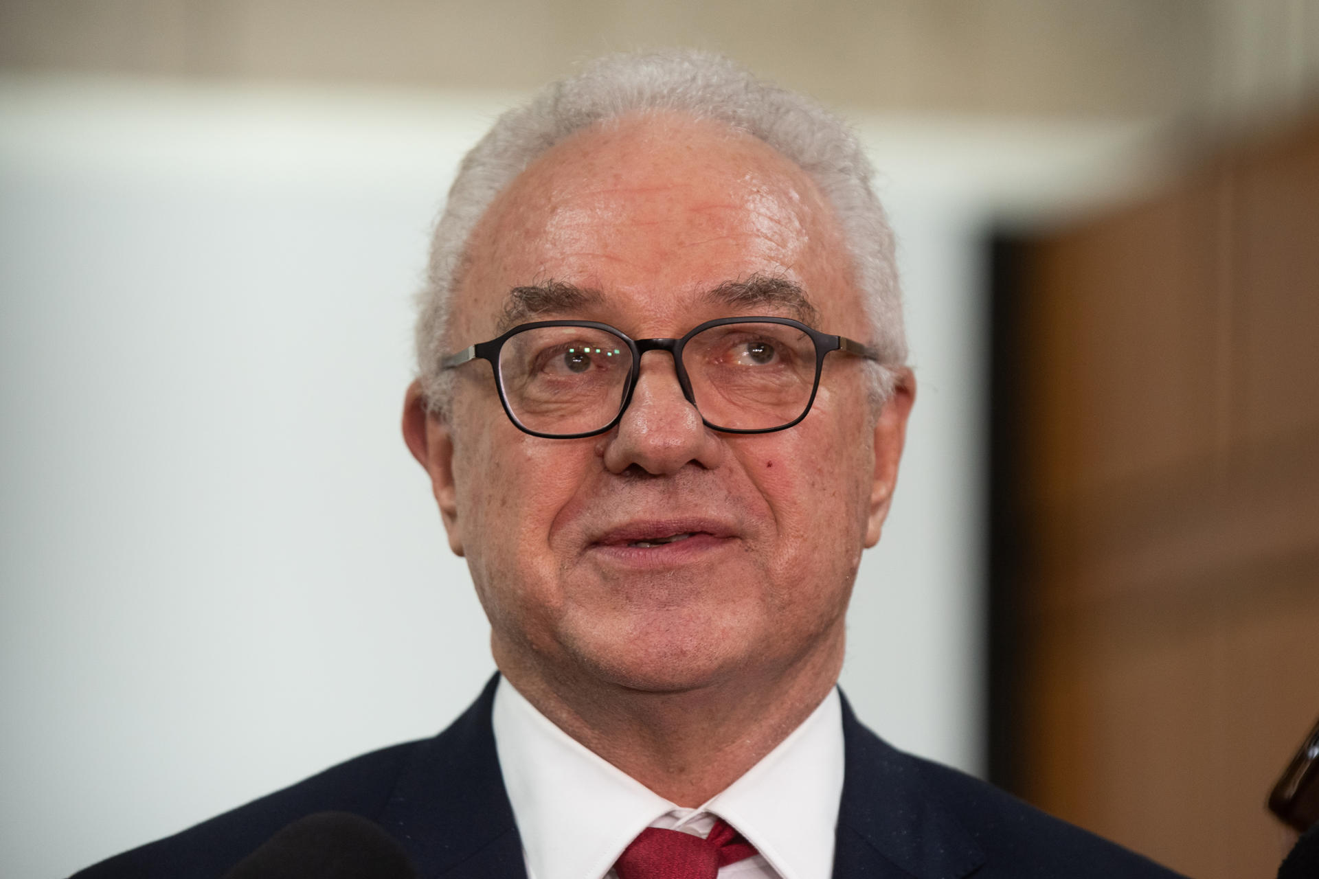 El canciller de Uruguay, Mario Lubetkin, habla con medios de comunicación después de comparecer ante la Comisión de Asuntos Internacionales de la Cámara de Diputados este jueves, en Monetevideo (Uruguay). EFE/ Sofía Torres