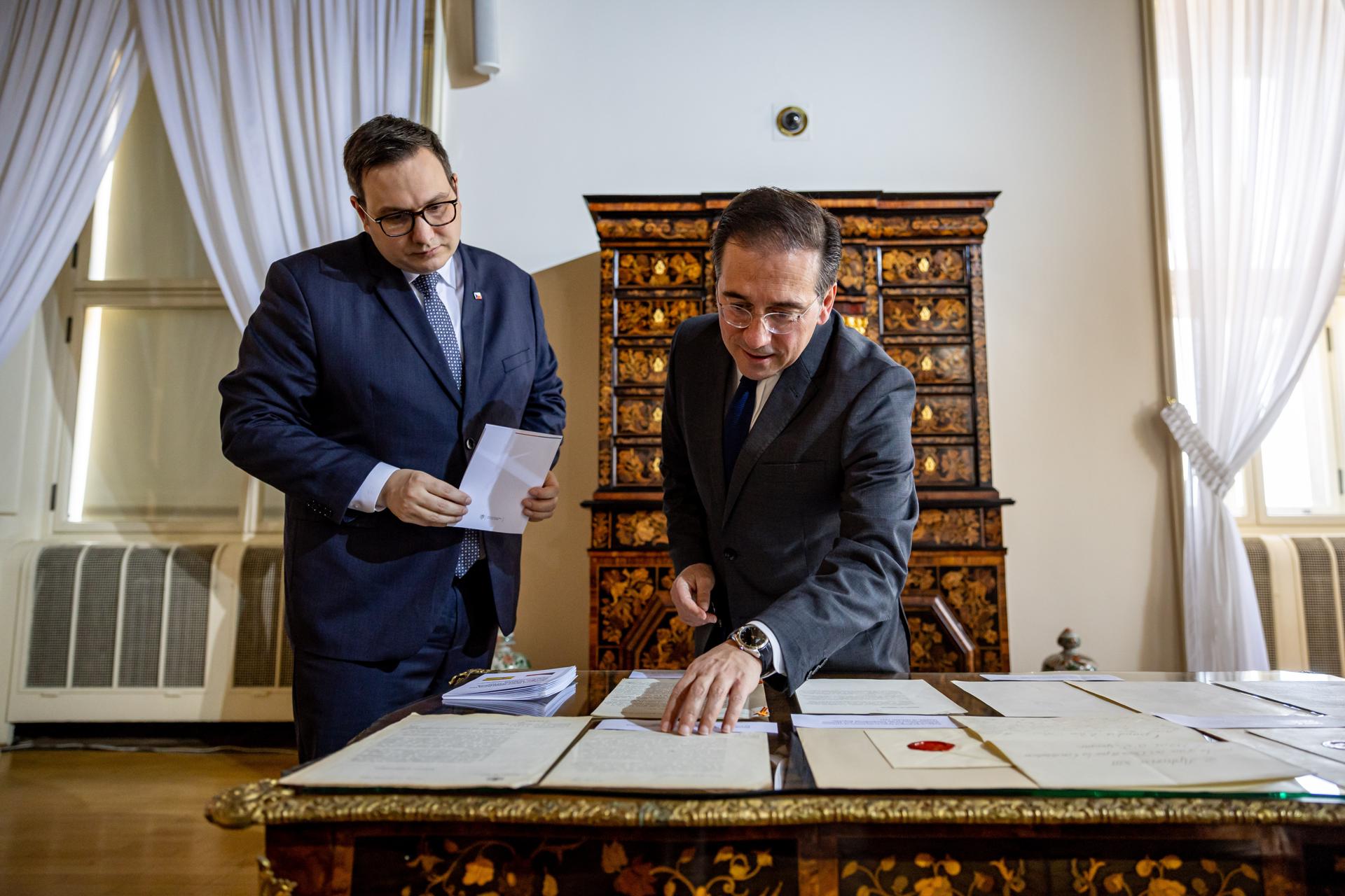 - El Ministro de Asuntos Exteriores de España, José Manuel Albares (D), y el Ministro de Asuntos Exteriores checo, Jan Lipavský (I), observan documentos históricos entre ambos estados en el Palacio Czernin en Praga, República Checa, 16 de abril de 2025. (República Checa, España, Praga) EFE/EPA/MARTIN DIVISEK