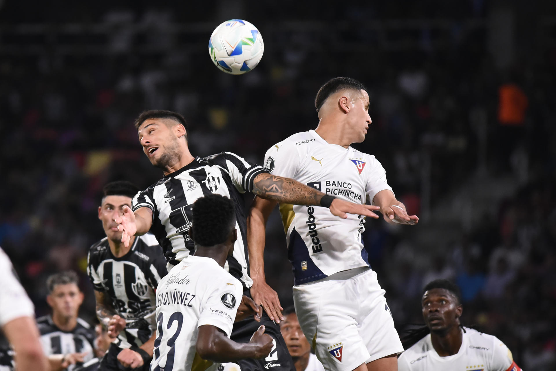 Lucas Abascia (arriba-i) de Córdoba disputa un balón con Álex Arce (d) de Quito este jueves, en un partido de la fase de grupos de la Copa Libertadores. EFE/ Luis Santillán