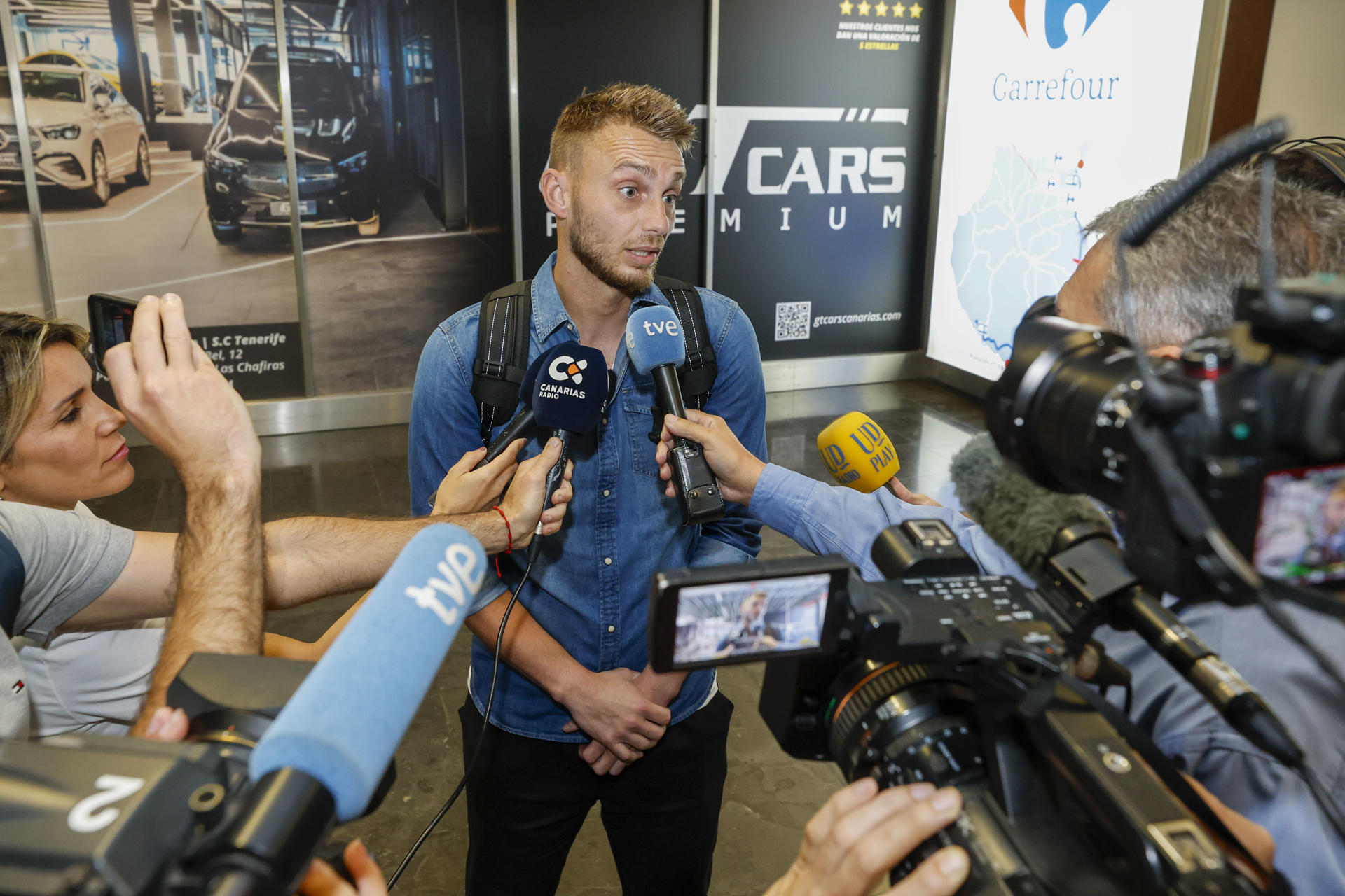 El portero de la UD Las Palmas, Jasper Cillessen, regresó este martes a Gran Canaria tras una semana hospitalizado en Vigo, donde fue operado de una perforación intestinal sufrida en el partido del 31 de marzo contra el Celta. En la imagen, Cillessen a su llegada al aeropuerto de Gran Canaria. EFE/ Elvira Urquijo A.
