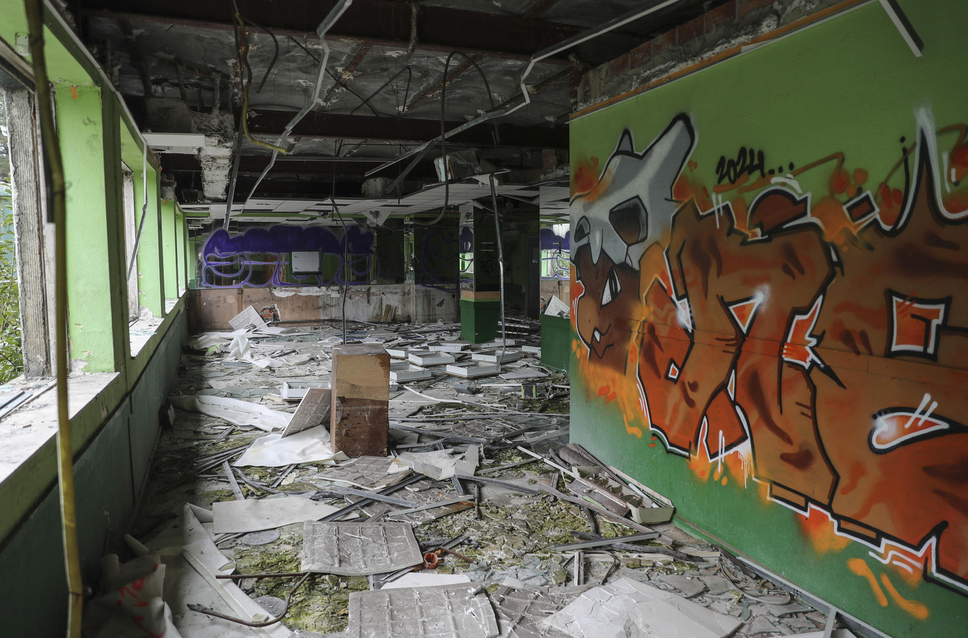 Un abandonado y completamente desvalijado antiguo Hospital Universitario Central de Asturias (HUCA), en Oviedo, espera su demolición once años después de que echara el cierre al trasladarse todos los servicios sanitarios que albergaba a un complejo asistencial de nueva construcción en la zona de La Cadellada. EFE/ J. L. Cereijido
