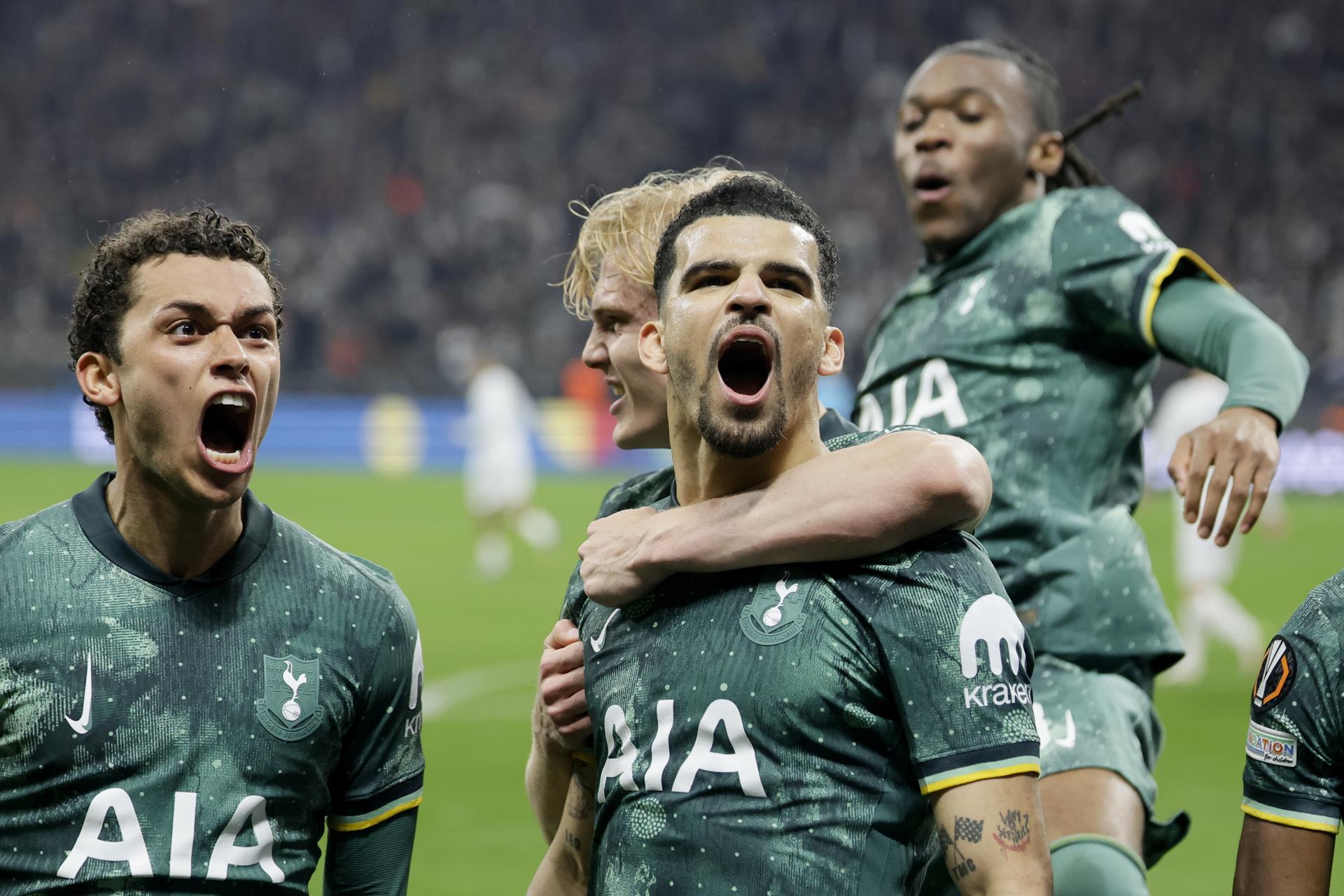 El futbolista del Tottenham Dominic Solanke celebra su gol contra el Eintracht de Frankfurt en los cuartos de final de la Liga Europa. (Alemania) EFE/EPA/RONALD WITTEK