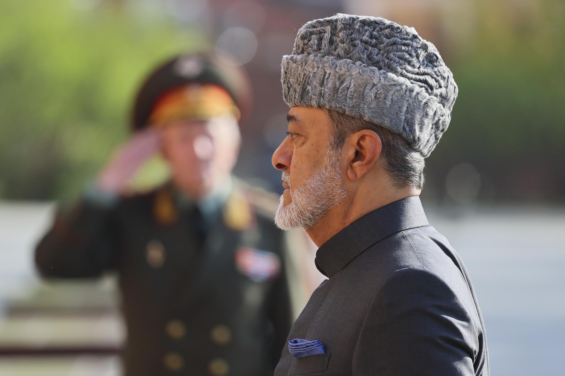 El sultán de Omán, Haitham bin Tariq al-Said, asiste a una ceremonia de colocación de una ofrenda floral en la Tumba del Soldado Desconocido cerca del muro del Kremlin en Moscú, Rusia, el 21 de abril de 2025. Haitham bin Tariq al-Said está en una visita estatal de dos días a Rusia. (Rusia, Moscú) EFE/EPA/YURI KOCHETKOV