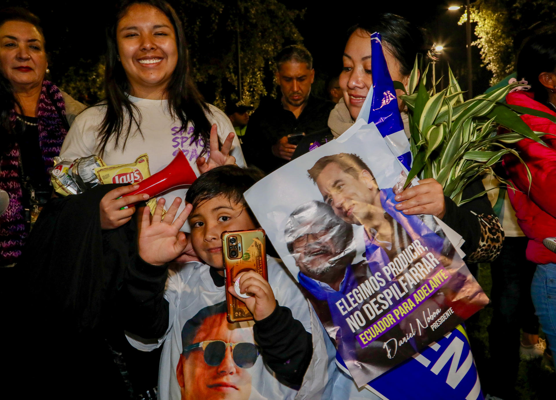 Simpatizantes del presidente Daniel Noboa celebran este domingo, 13 de abril, la reelección del mandatario, en Quito (Ecuador). EFE/Gianna Benalcazar