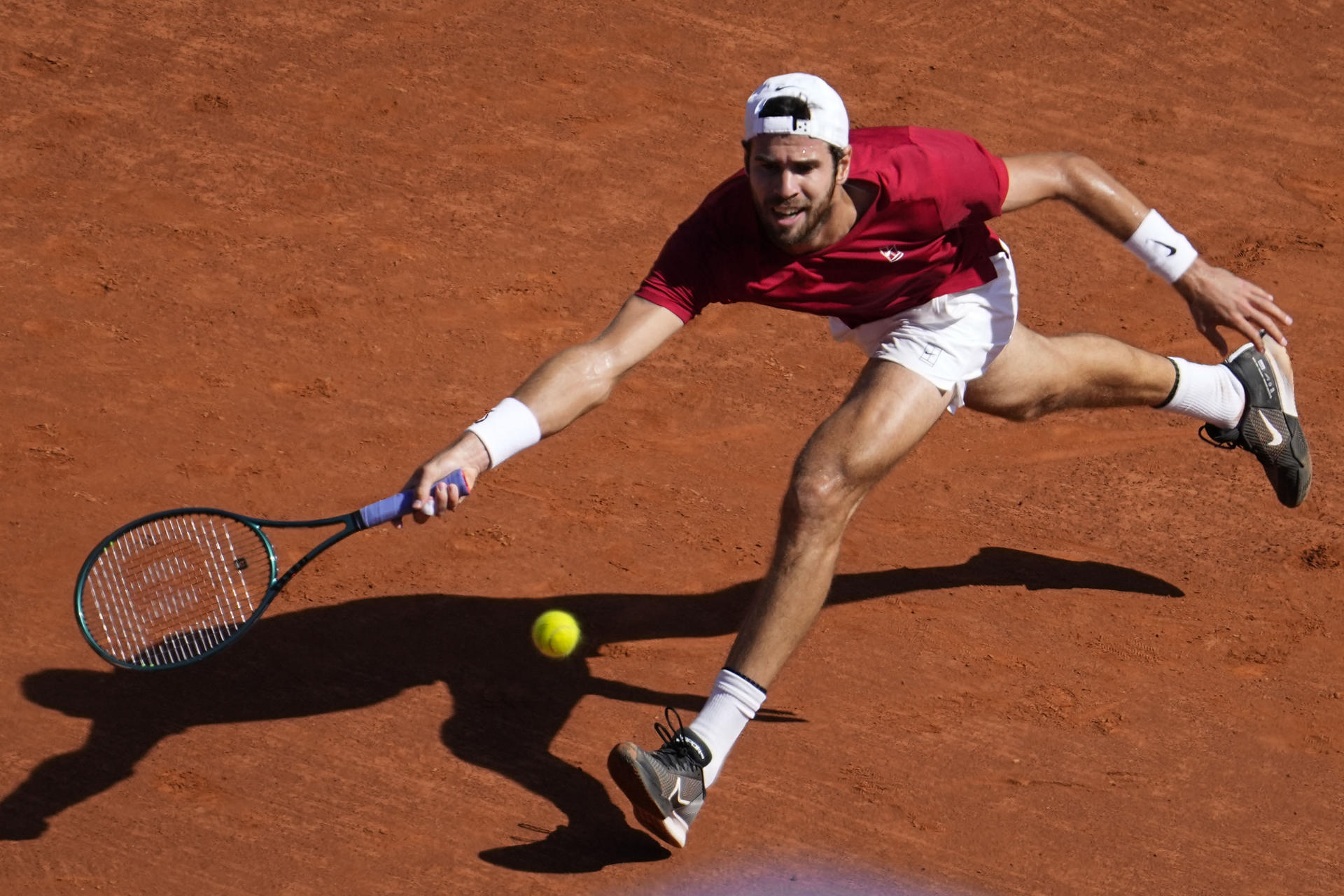 El tenista ruso Karen Khachanov durante el partido de cuartos de final del Barcelona Open Banc Sabadell-Trofeo Conde de Godó disputado ante el español Alejandro Davidovich, este viernes en Barcelona. EFE/ Enric Fontcuberta