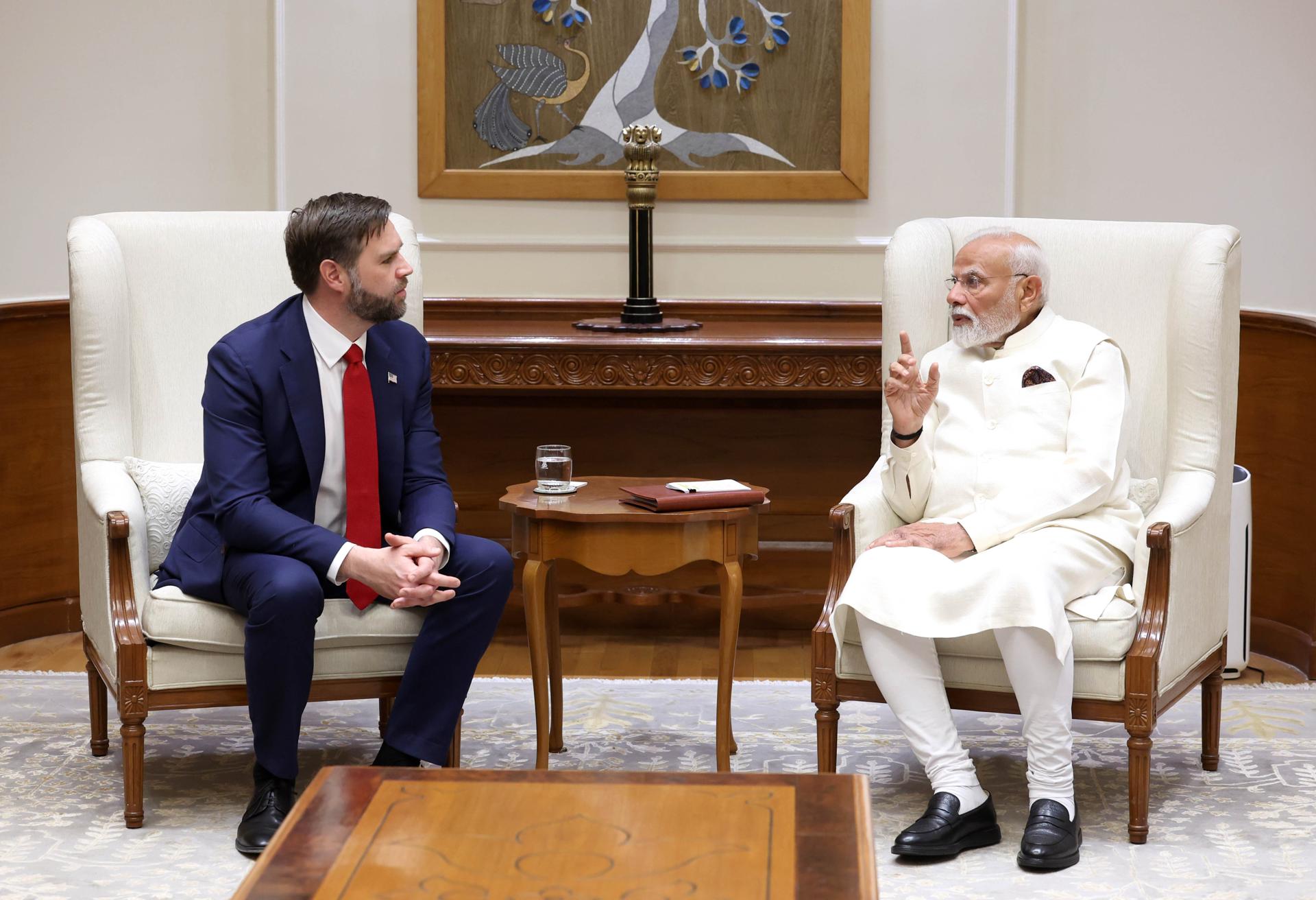 La oficina (PIB) muestra al Primer Ministro indio Narendra Modi (D) con el Vicepresidente de EE. UU. James David Vance (I) en Nueva Delhi, 21 de abril de 2025. El Vicepresidente de EE. UU. está en una visita oficial de cuatro días a India y se espera que se reúna con el Primer Ministro para discutir los lazos bilaterales entre los dos países. Nueva Delhi EFE/EPA/OFICINA DE INFORMACIÓN DE PRENSA MANUAL MANUAL USO EDITORIAL SOLAMENTE/SIN VENTAS