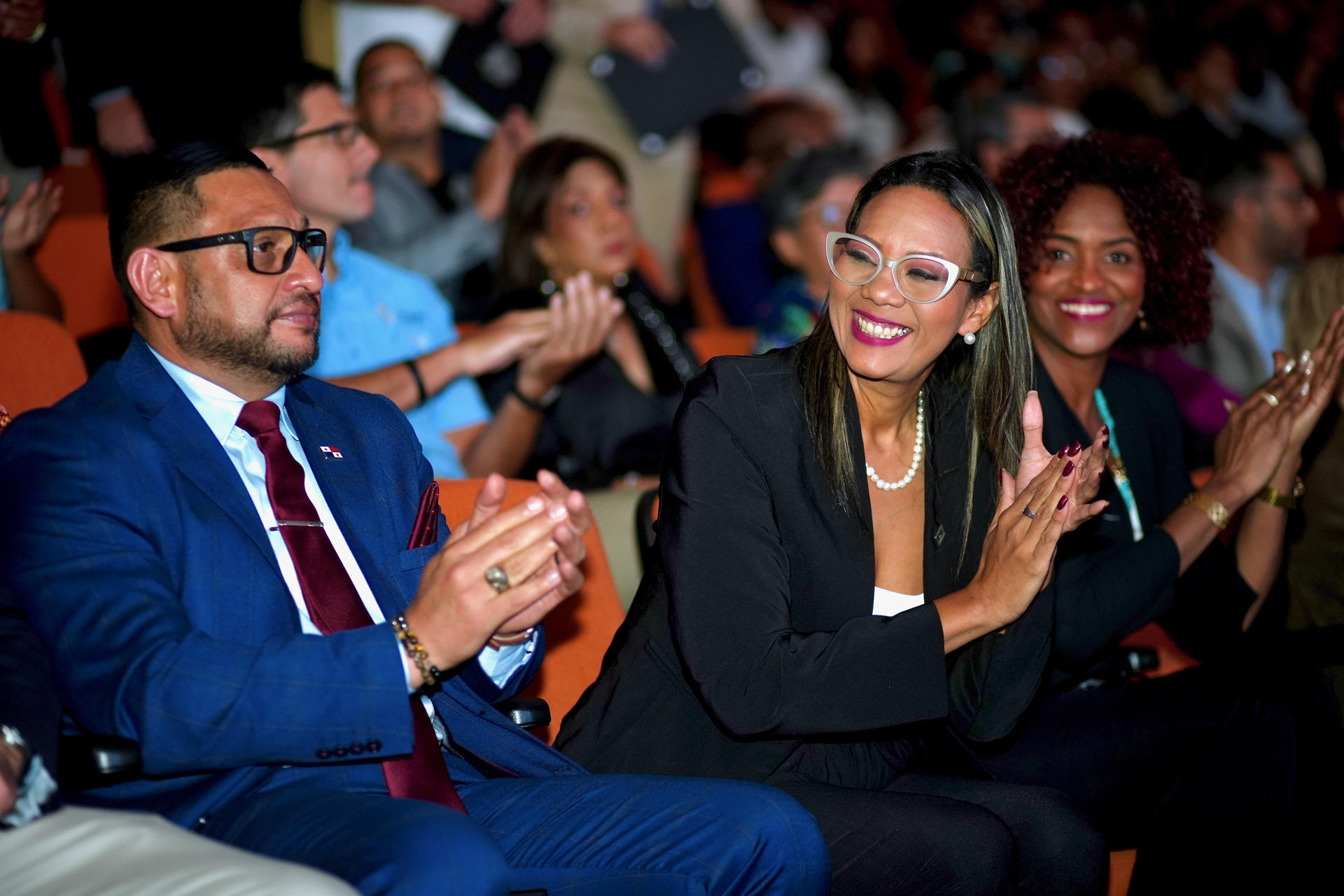 Fotografía de la Dra. Milena Gómez Cedeño, gerente educativa y rectora del Instituto Técnico Superior Especializado de Panamá (ITSE), hablando durante la ceremonia de graduación en la metodología de Aprendizaje Basado en Retos (ABR) del ITSE y el Tecnológico de Monterrey, en Ciudad de Panamá (Panamá). EFE/ Aris Mariota
